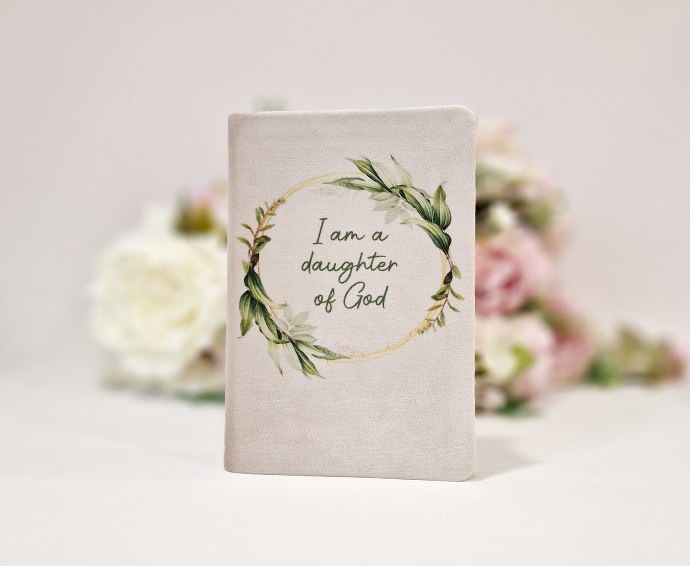 Biblia handmade, model 12, coperta de catifea, flexibila, marime medie, margini aurii, index, cuv. lui Isus cu rosu [SI 057 CAT]