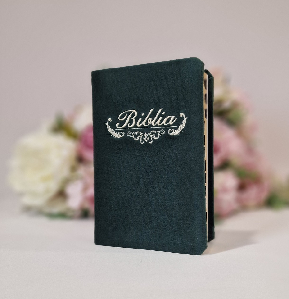 Biblia handmade, model 14, coperta de catifea, flexibila, marime medie, margini aurii, index, cuv. lui Isus cu rosu [SI 057 CAT]