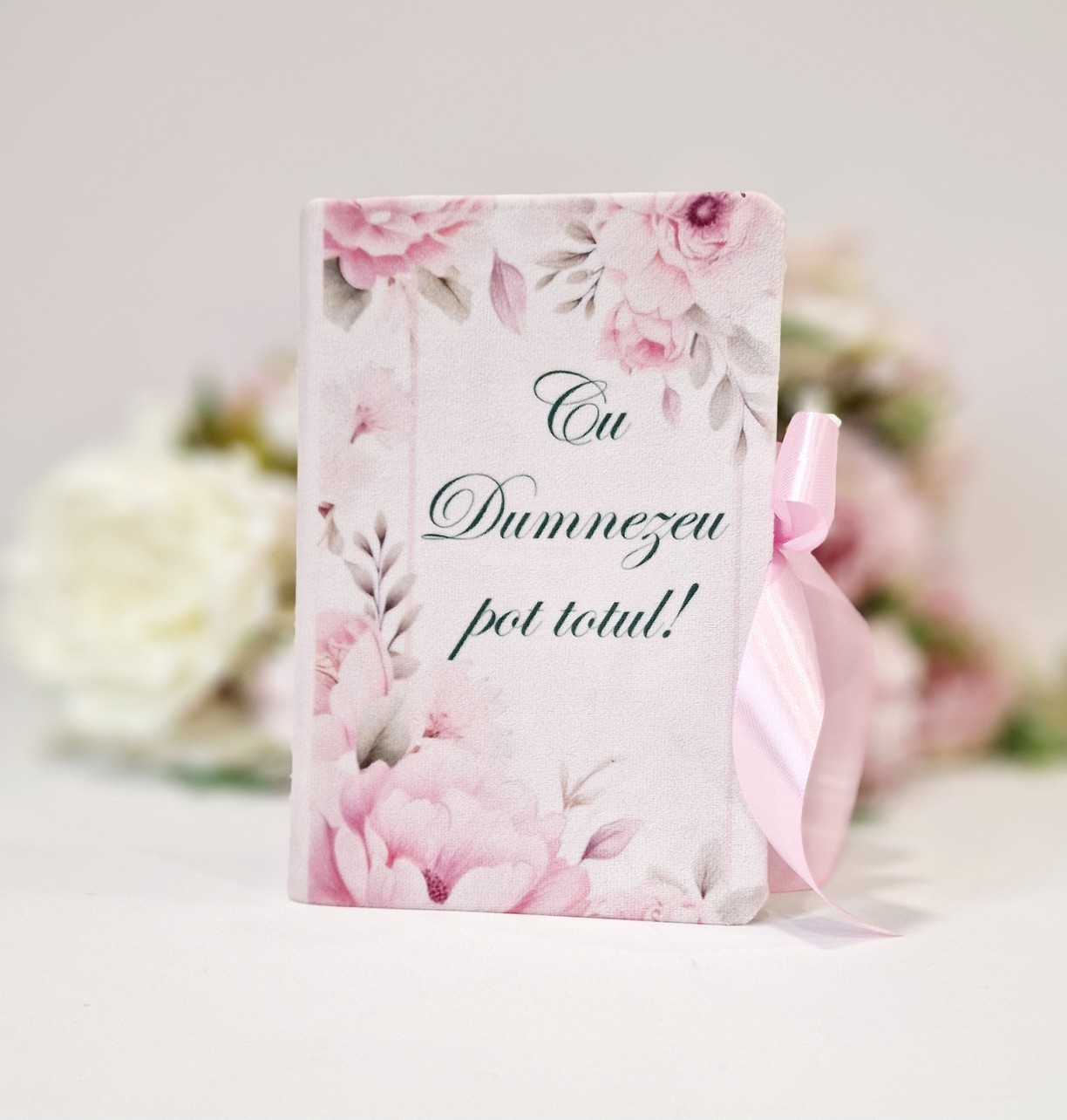 Biblia handmade, model 3, coperta de catifea, flexibila, cu panglică, marime medie, margini aurii, index, cuv. lui Isus cu rosu [SI 057 CAT]