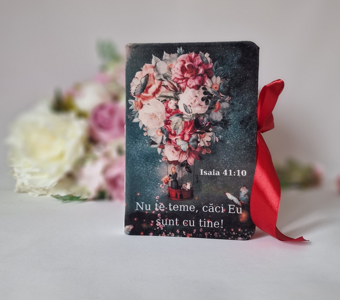 Biblia handmade, model 6, coperta de catifea, flexibila, cu panglică, marime medie, margini aurii, index, cuv. lui Isus cu rosu [SI 057 CAT]