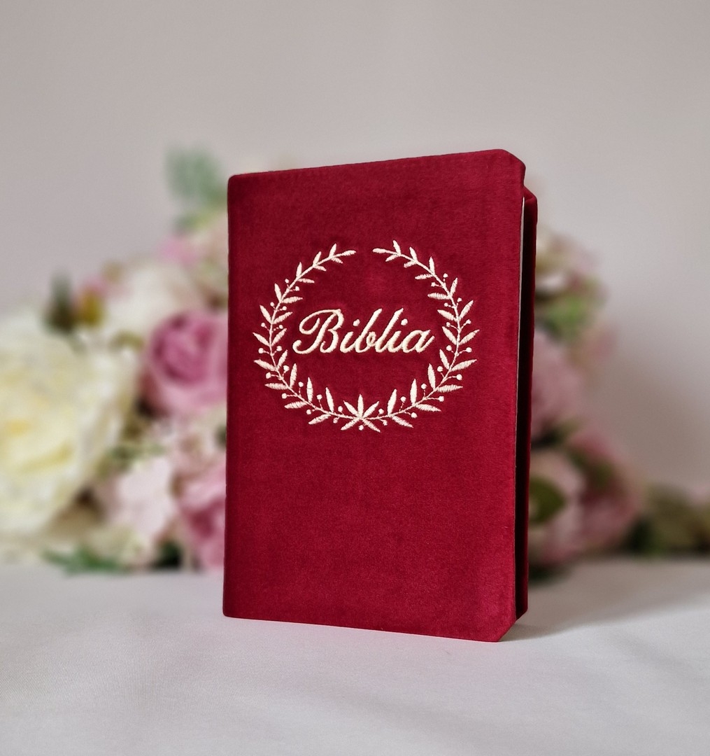 Biblia handmade, model 19, coperta de catifea, flexibila, marime medie, margini aurii, index, cuv. lui Isus cu rosu [SI 057 CAT]