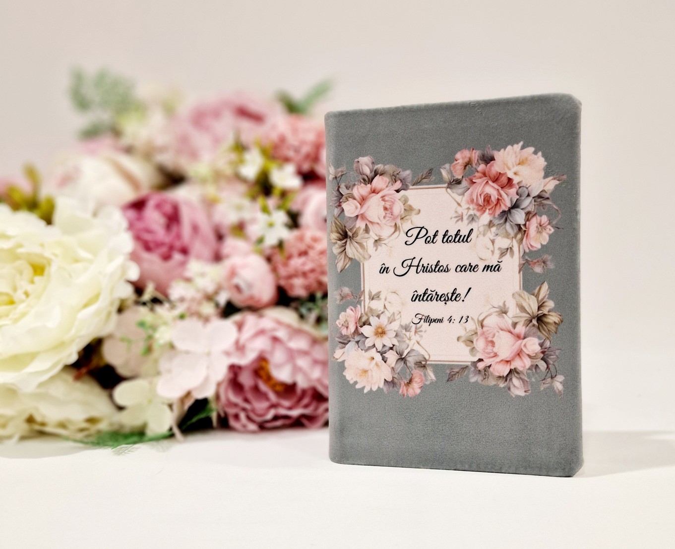 Biblia handmade, model 21, coperta de catifea, flexibila, marime medie, margini aurii, index, cuv. lui Isus cu rosu [SI 057 CAT]