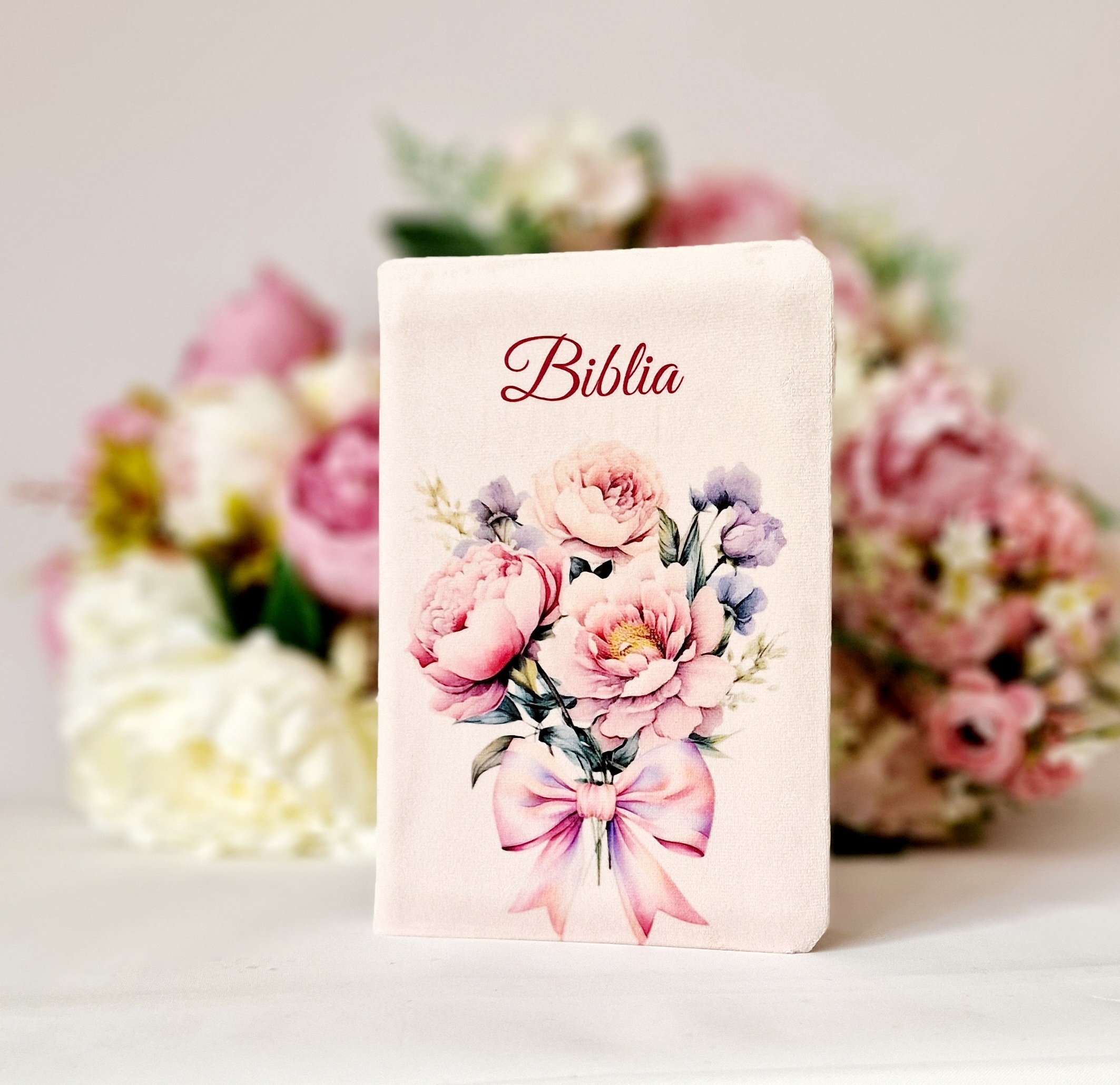 Biblia handmade, model 28, coperta de catifea, flexibila, marime medie, margini aurii, index, cuv. lui Isus cu rosu [SI 057 CAT]