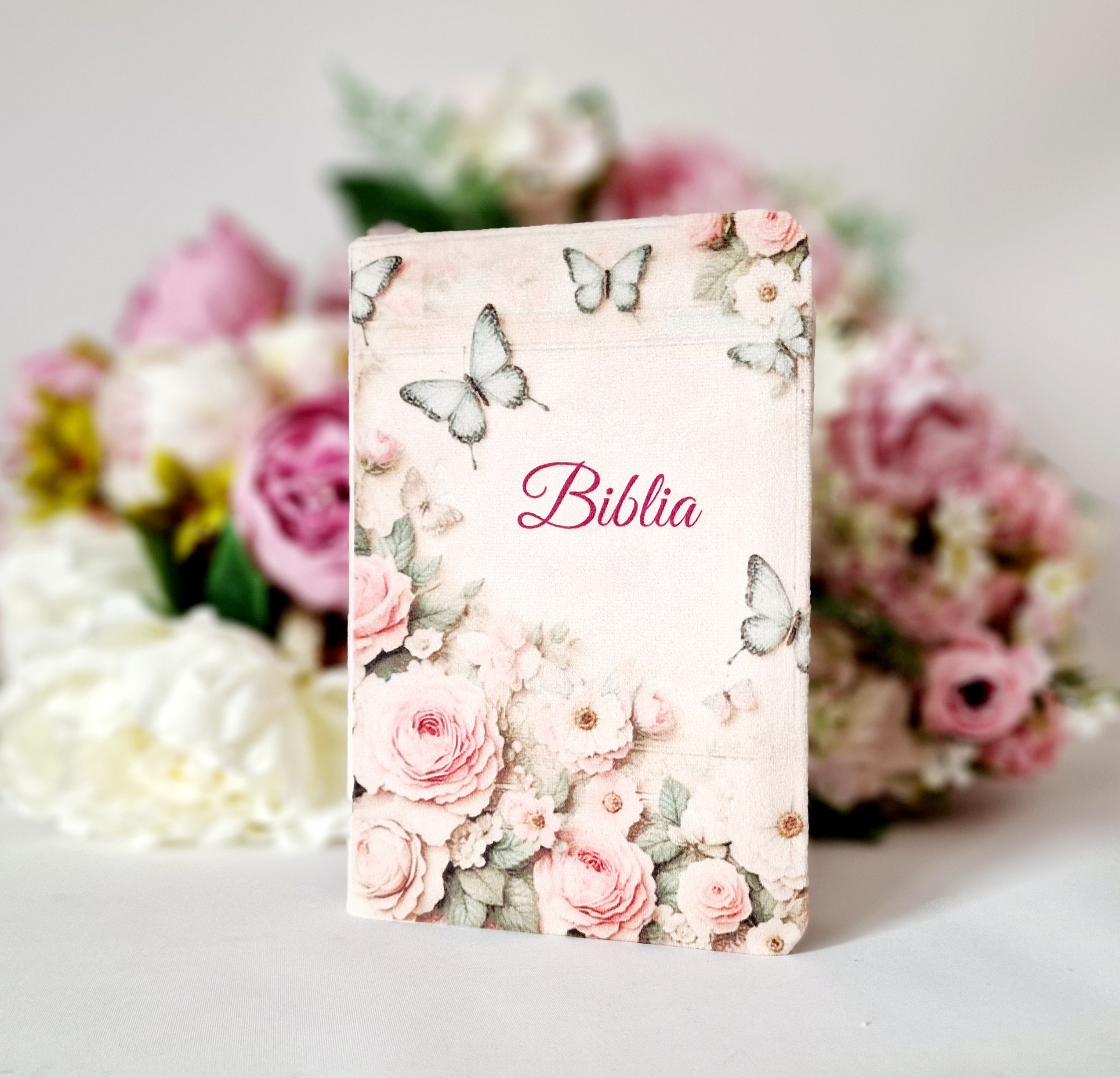 Biblia handmade, model 23, coperta de catifea, flexibila, marime medie, margini aurii, index, cuv. lui Isus cu rosu [SI 057 CAT]