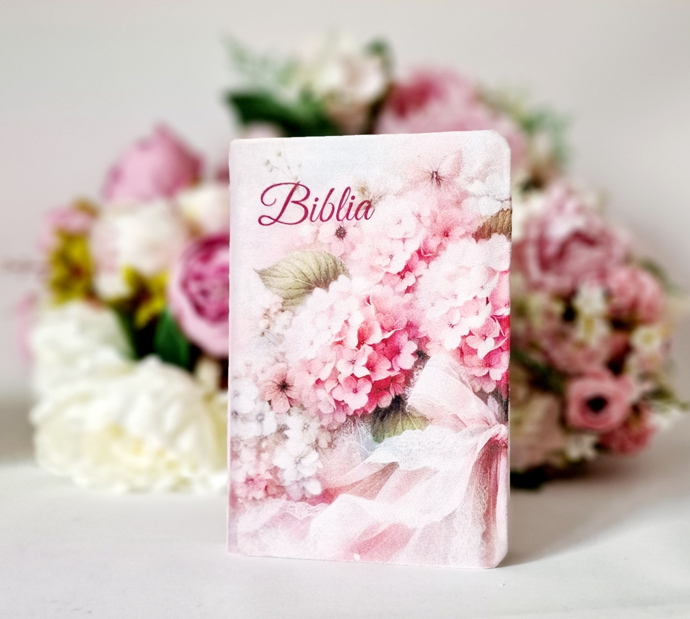 Biblia handmade, model 24, coperta de catifea, flexibila, marime medie, margini aurii, index, cuv. lui Isus cu rosu [SI 057 CAT]