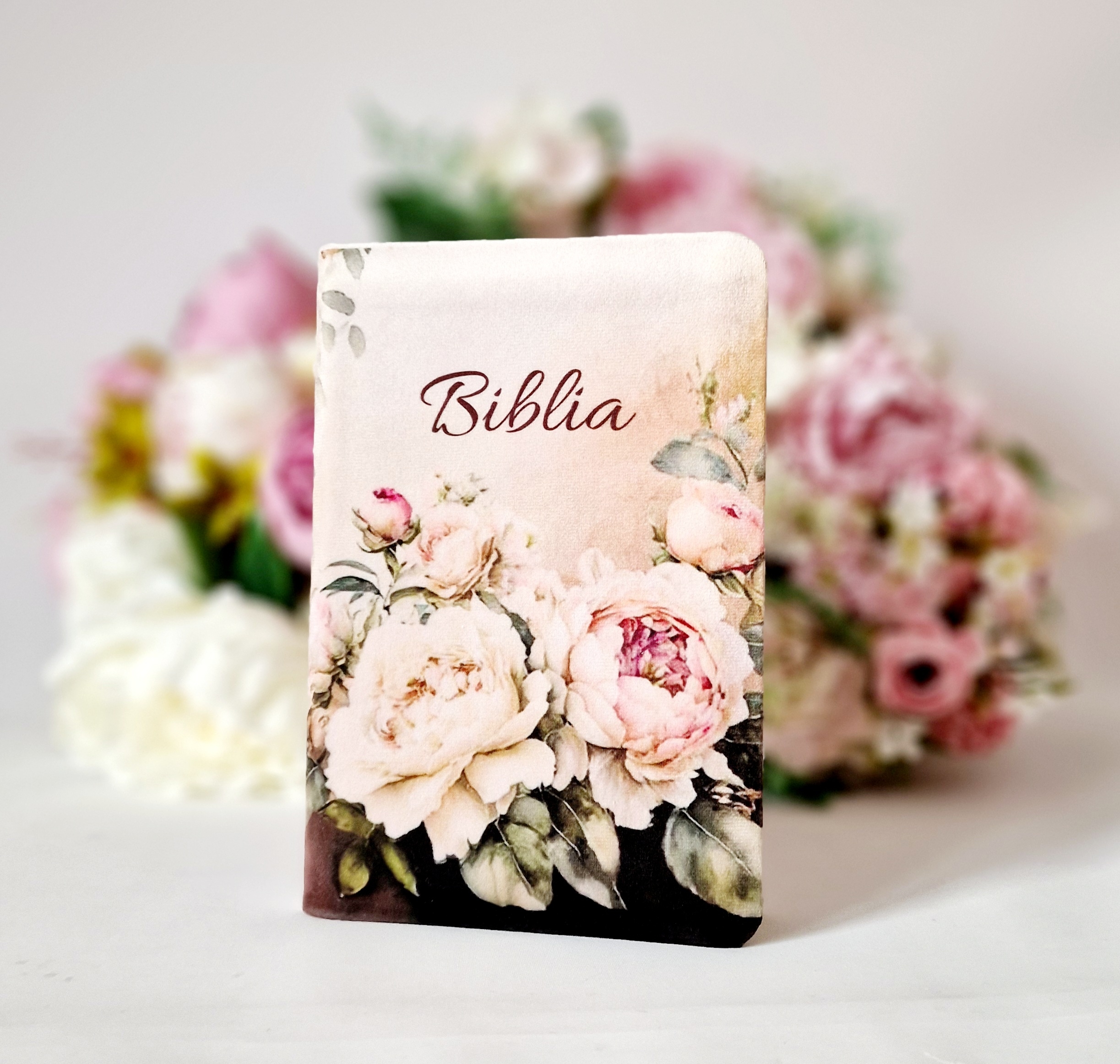 Biblia handmade, model 27, coperta de catifea, flexibila, marime medie, margini aurii, index, cuv. lui Isus cu rosu [SI 057 CAT]