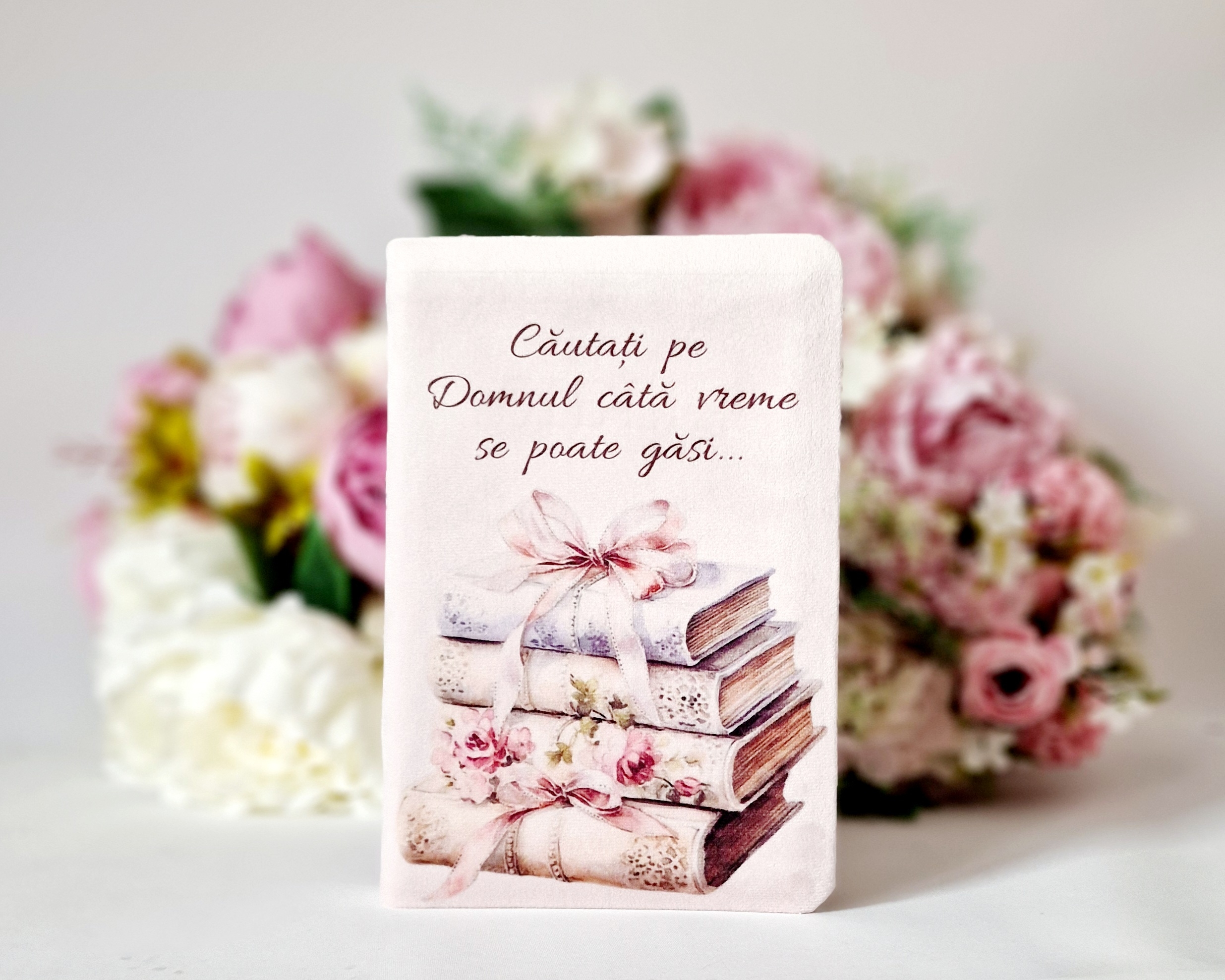 Biblia handmade, model 25, coperta de catifea, flexibila, marime medie, margini aurii, index, cuv. lui Isus cu rosu [SI 057 CAT]