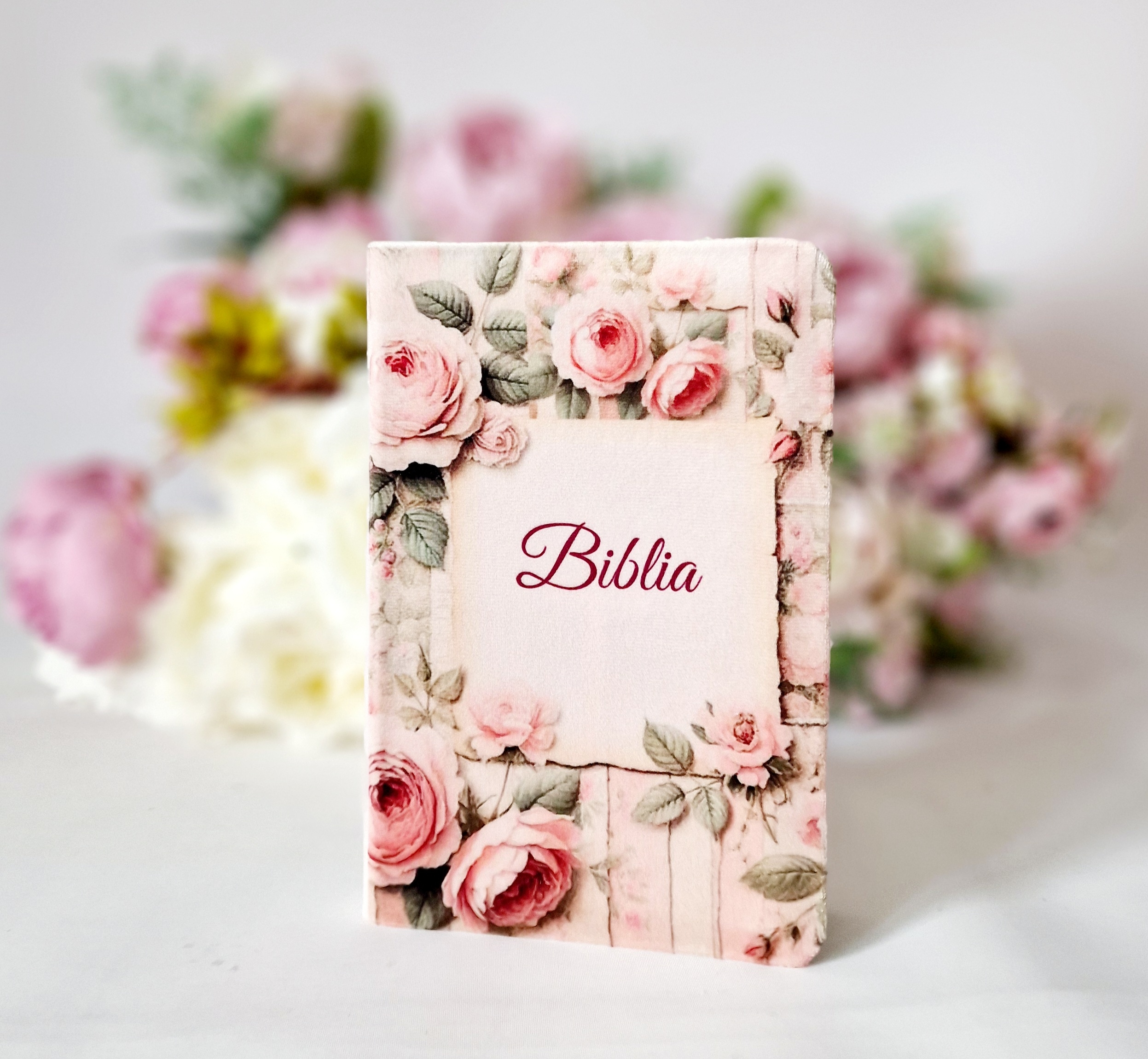 Biblia handmade, model 26, coperta de catifea, flexibila, marime medie, margini aurii, index, cuv. lui Isus cu rosu [SI 057 CAT]