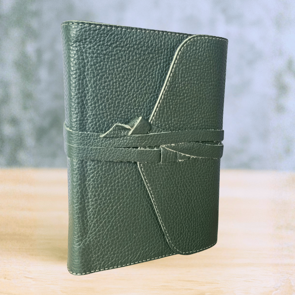 Biblia in husa handmade piele autentica, cu clapeta si snur, marime medie, verde, index, margini aurii, cuv. lui Isus cu rosu [057 SNU]