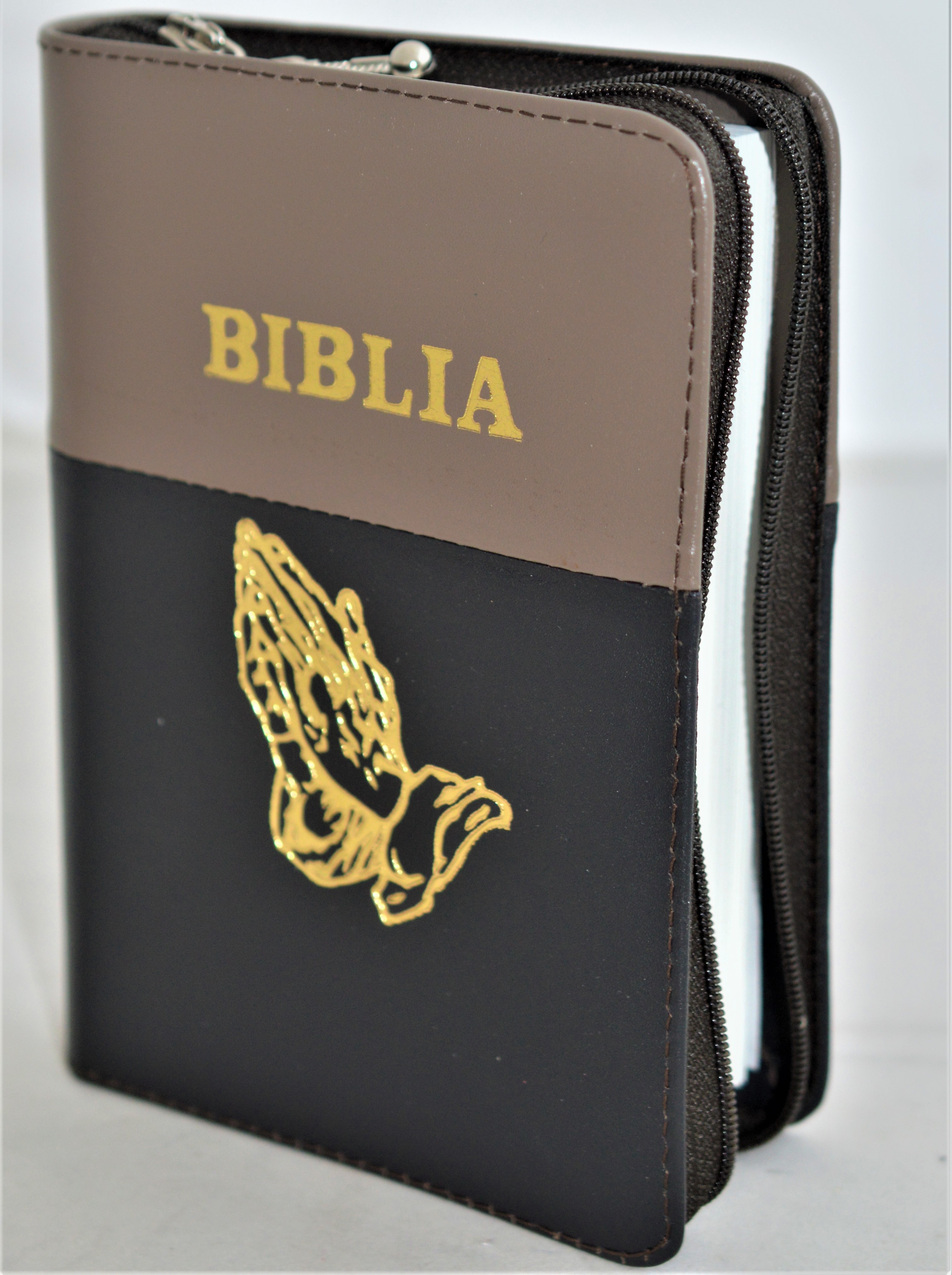 Biblie din piele, mica,castaniu / maro, fermoar, margini albe,simbol maini in ruga, cuv. lui Isus in rosu [043 PF]