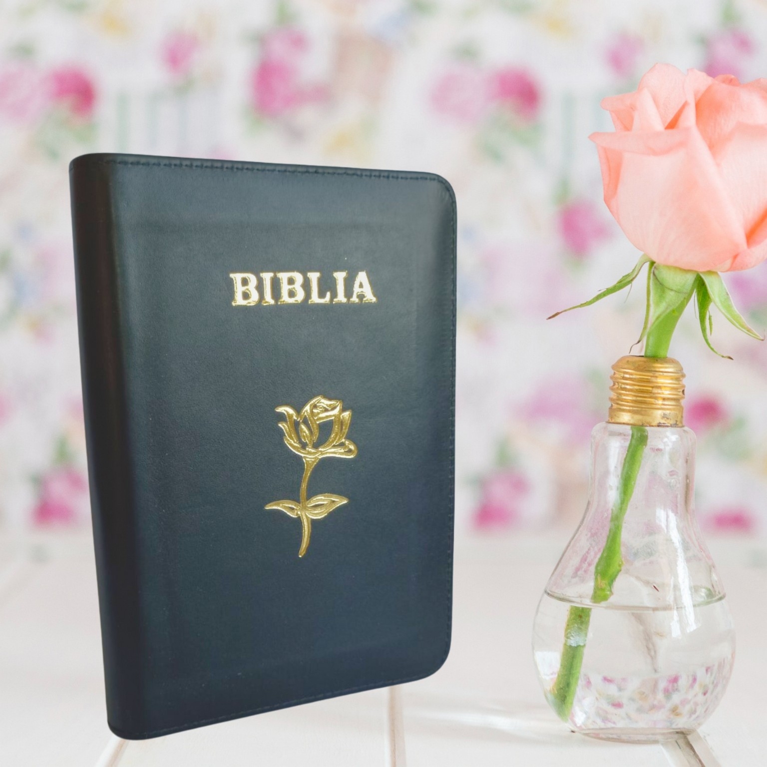 Biblie din piele, marime medie, neagra, fermoar, index, margini aurii, simbol floare, cuv. lui Isus cu rosu [SB 057 PFI]