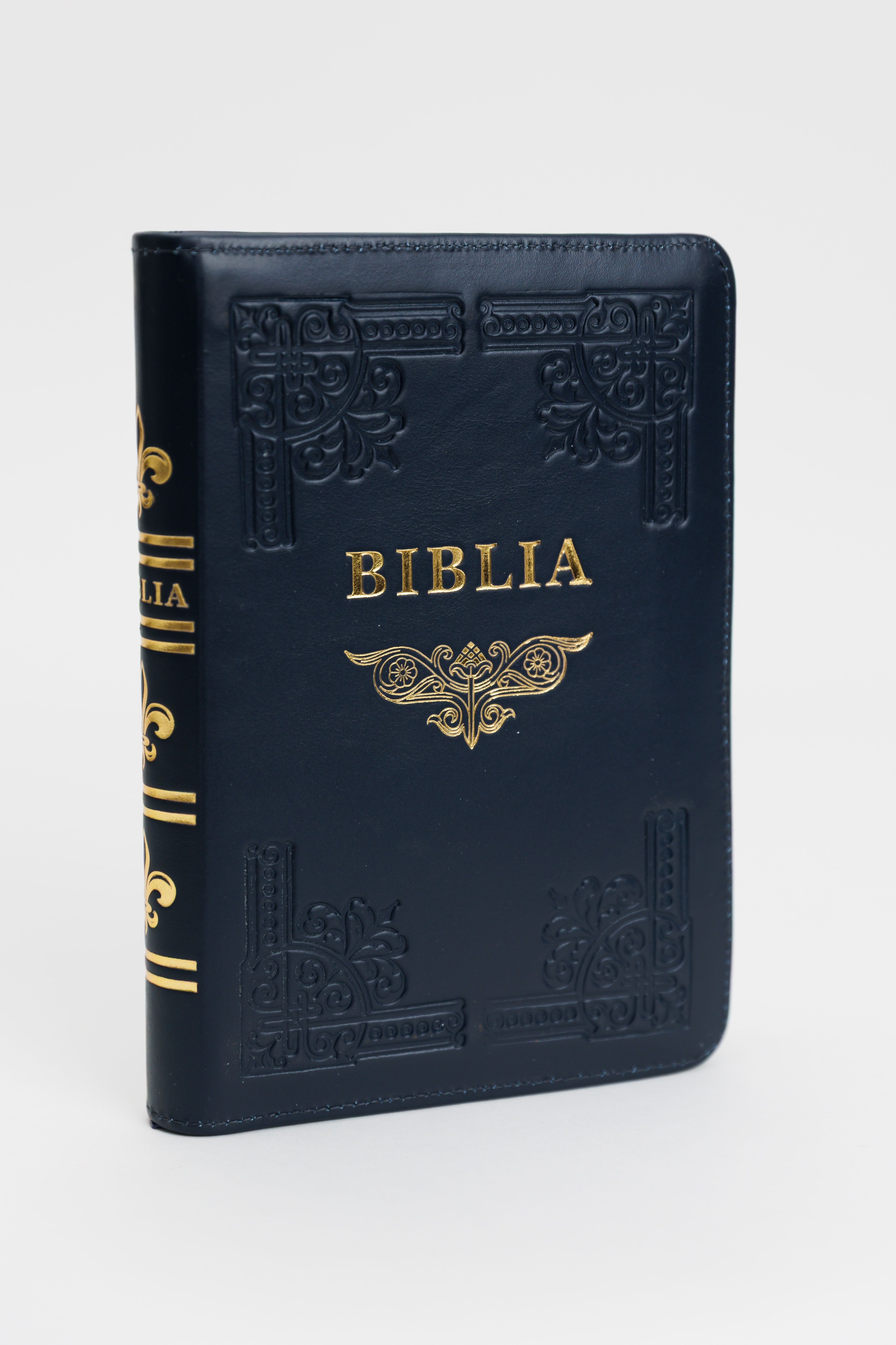 Biblia din piele, handmade, marime medie, culoare albastru închis, margini aurii cu index,cu fermoar, cuv. lui Isus cu rosu [057 HM]