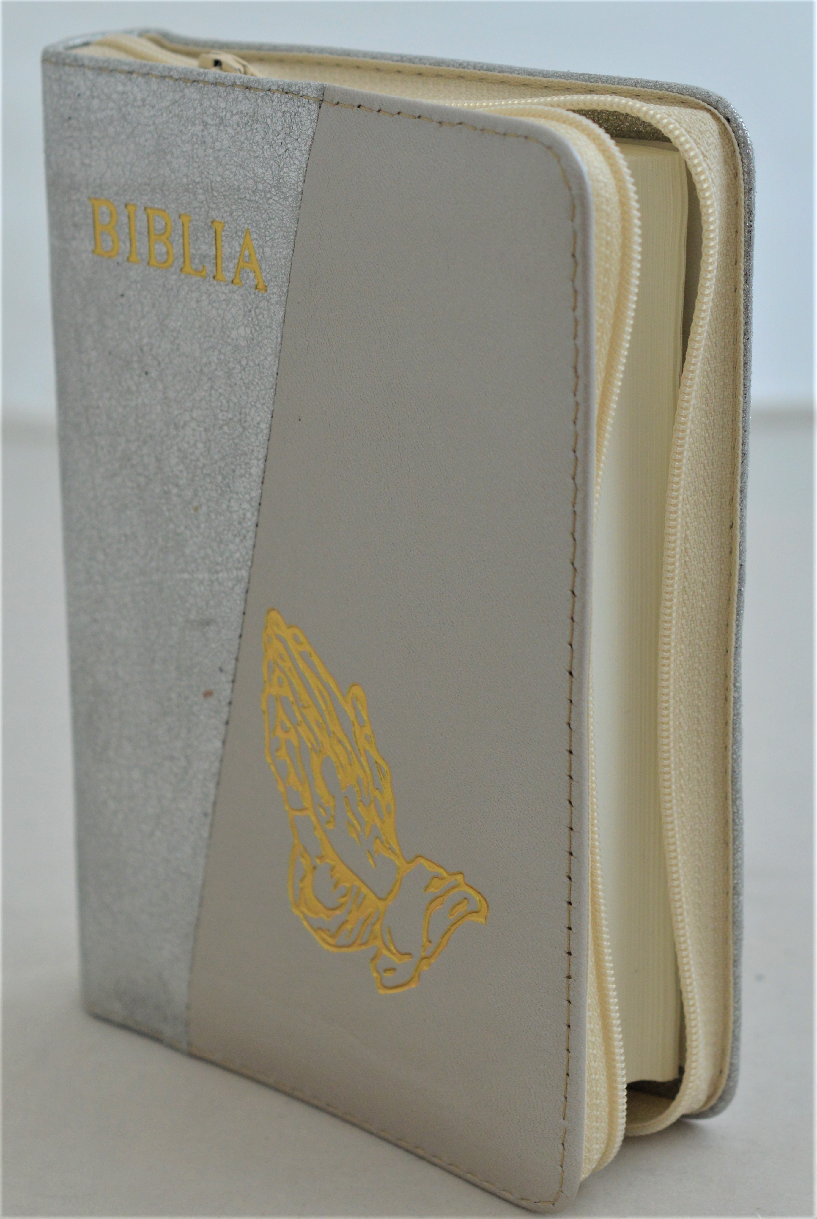 Biblie din piele, mica, culoare argintiu sidef / gri bej, fermoar, margini albe, simbolul maini in ruga, cuv. lui Isus in rosu [043 PF]