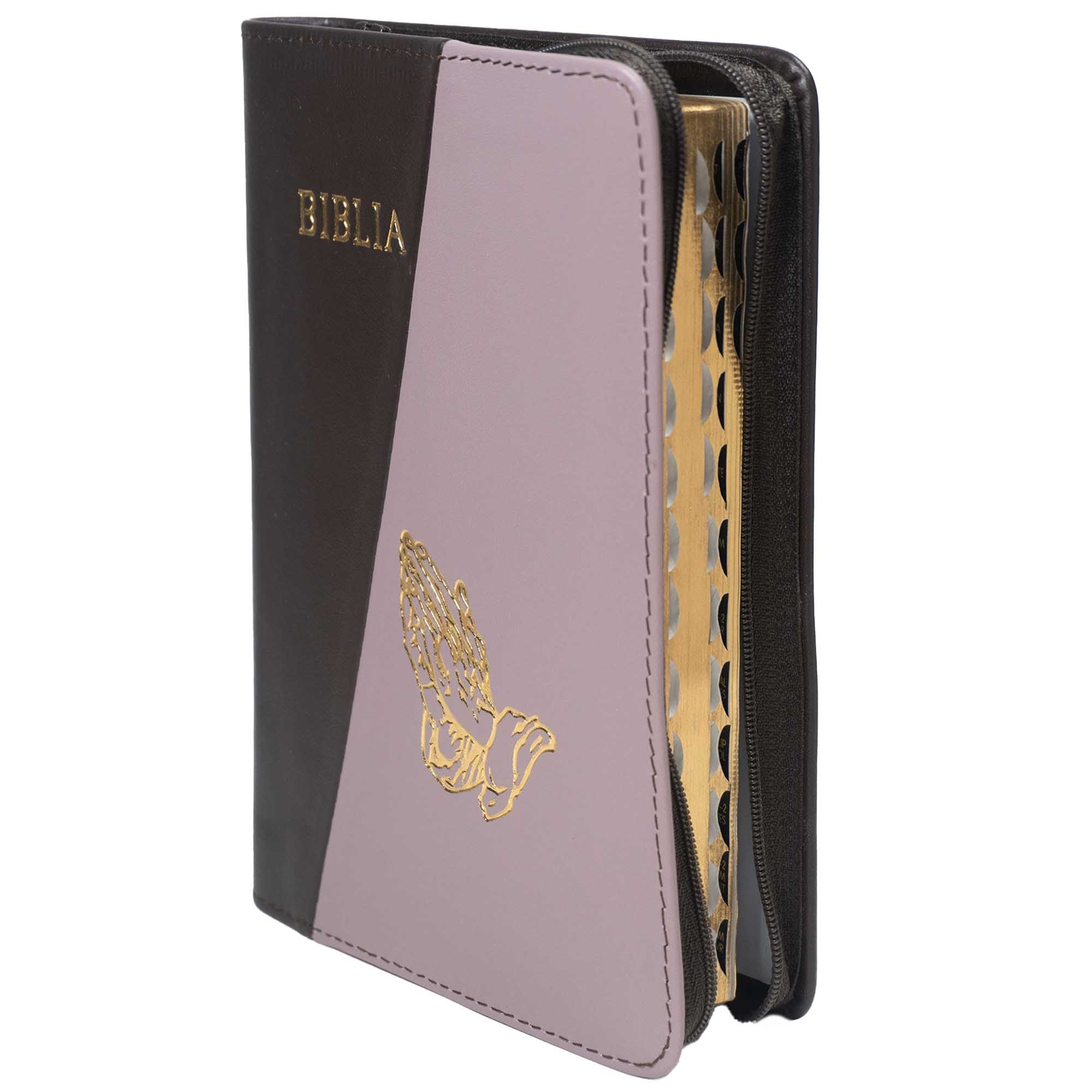 Biblie din piele, marime medie, culoare maro cu mov, simbol maini in rugaciune, fermoar, index, margini aurii, cuv. lui Isus cu rosu [SB 057 PFI]