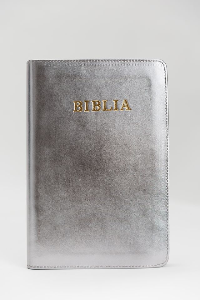 Biblie mare, piele, culoare gri sidefat, fermoar, index, margini aurii, cuv. Isus cu rosu [SI 073 PFI]