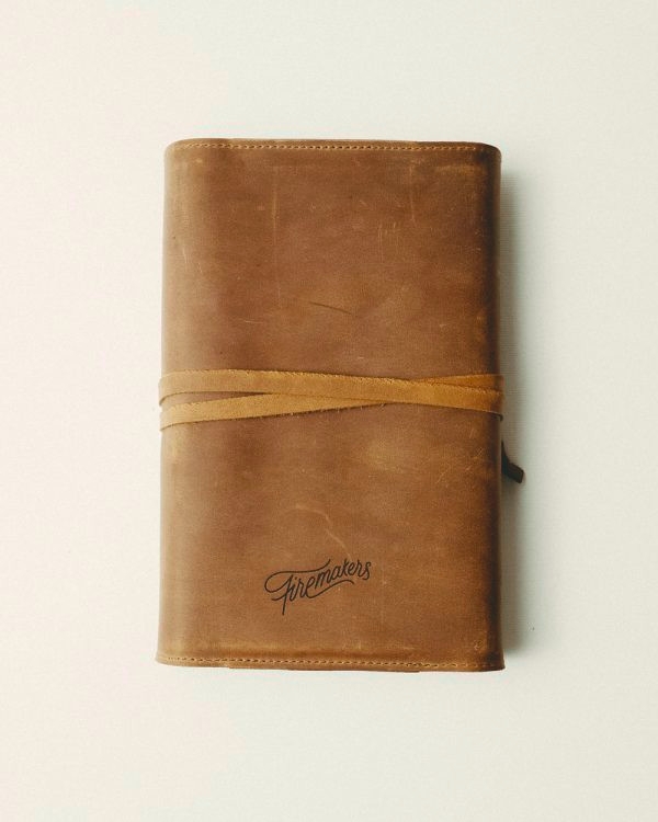 Biblia Handcraft, marime mica, coperta de piele autentica cu snur, maro, prelucrata manual