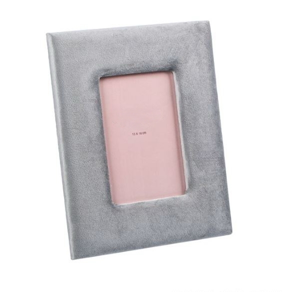 Rama foto din catifea, gri - 1 poza de 13x18cm Rama foto din catifea, gri - 1 poza de 13x18cm