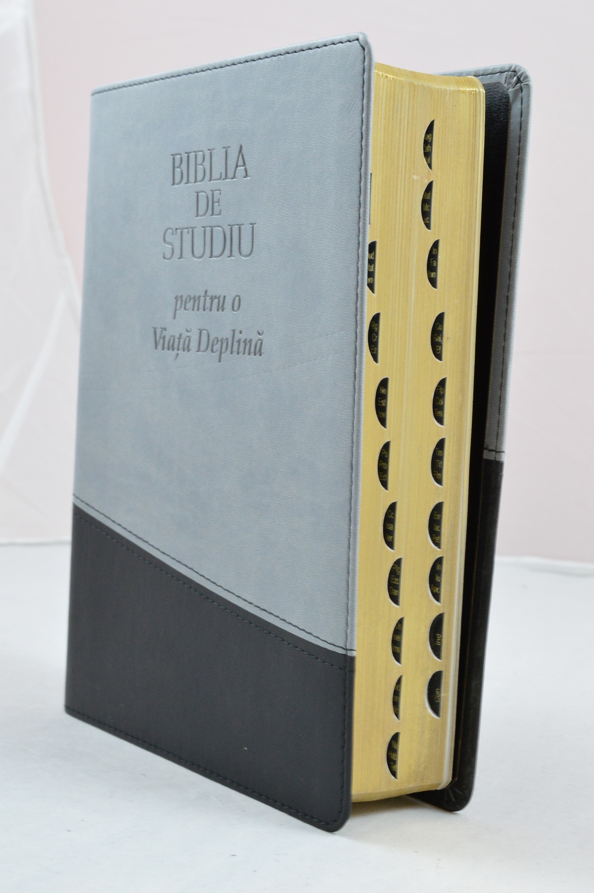 Biblia de studiu pentru o viata deplina, cu concordanta si explicatii, din piele gri cu negru