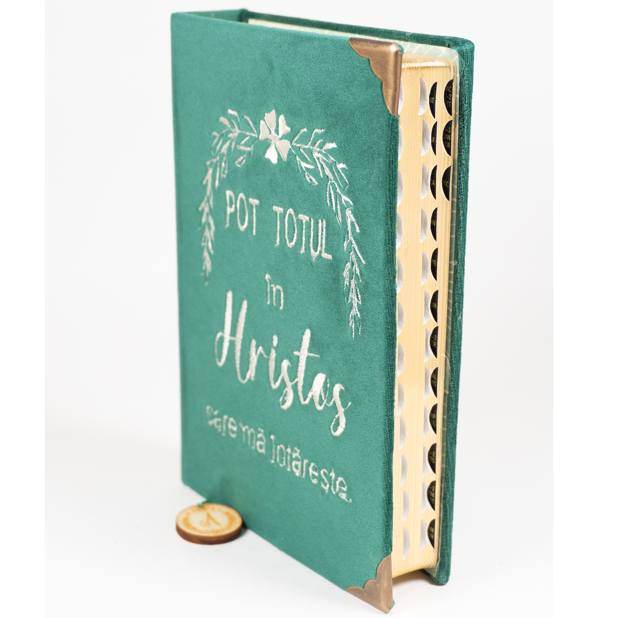 Biblia handmade, model 125, marime medie, coperta tare textila, margini aurii, index, cuv. lui Isus cu rosu [SI 057 HM]