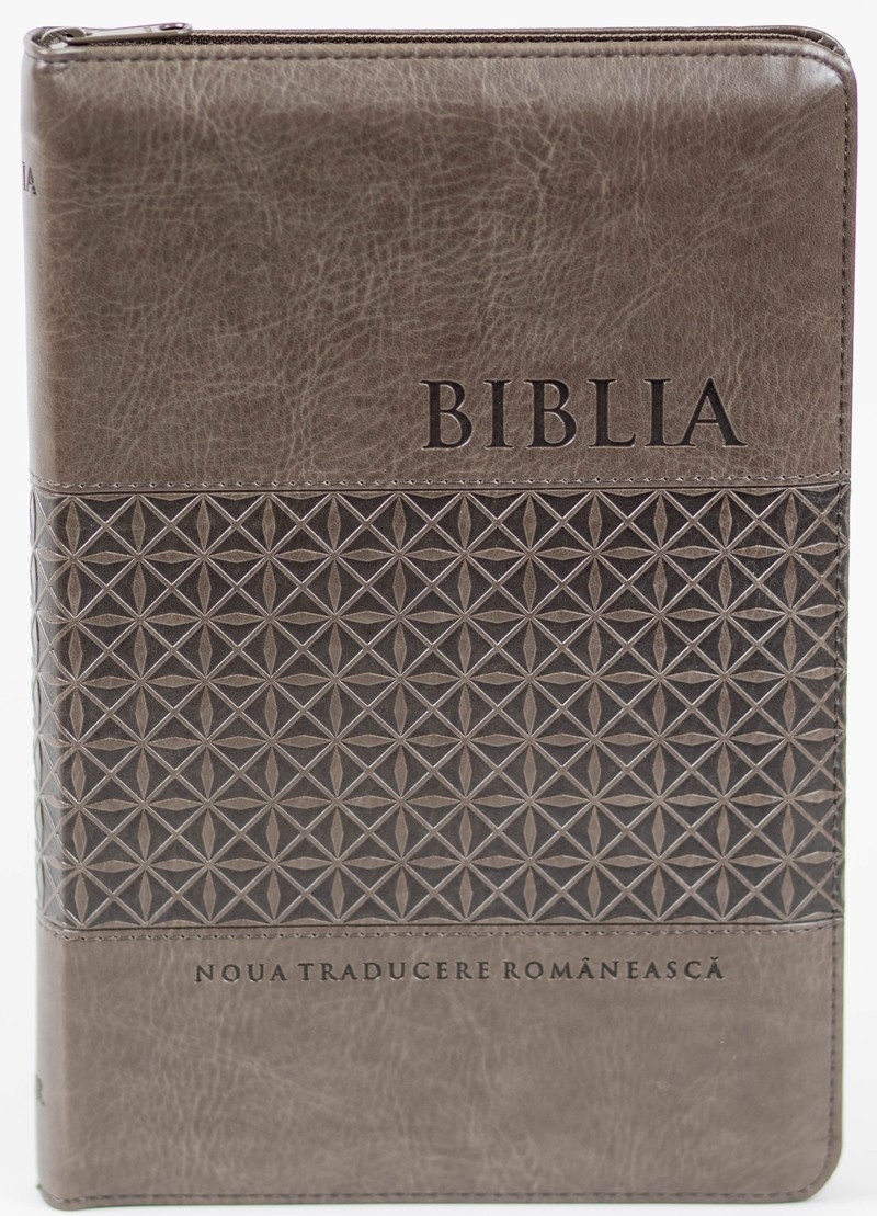 Biblia Noua Traducere (Biblia NTR), marime mare, coperta imitatie piele, gri, index, fermoar, margini argintii Biblia Noua Traducere (Biblia NTR), marime mare, coperta imitatie piele, gri, index, fermoar, margini argintii
