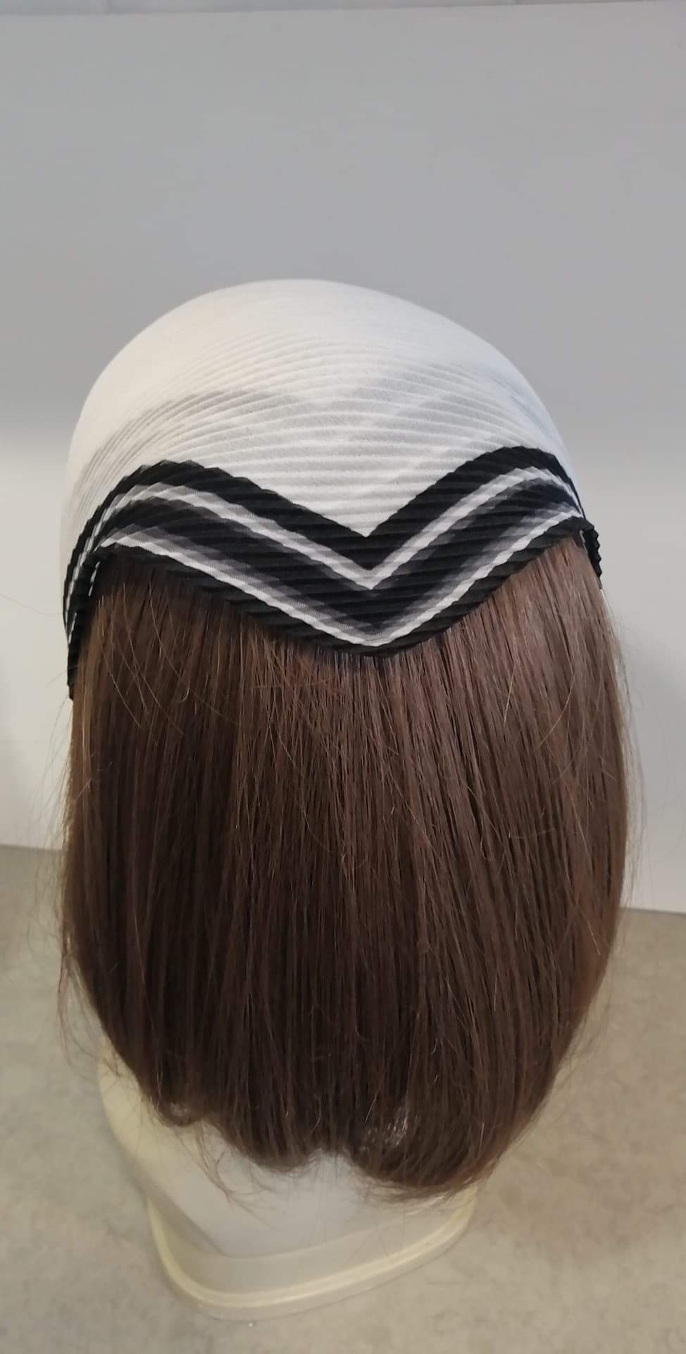 Batic plisat- Alb cu dungii negre -albe si gri pe margine  (60x36 cm) Batic plisat- Alb cu dungii negre -albe si gri pe margine  (60x36 cm)