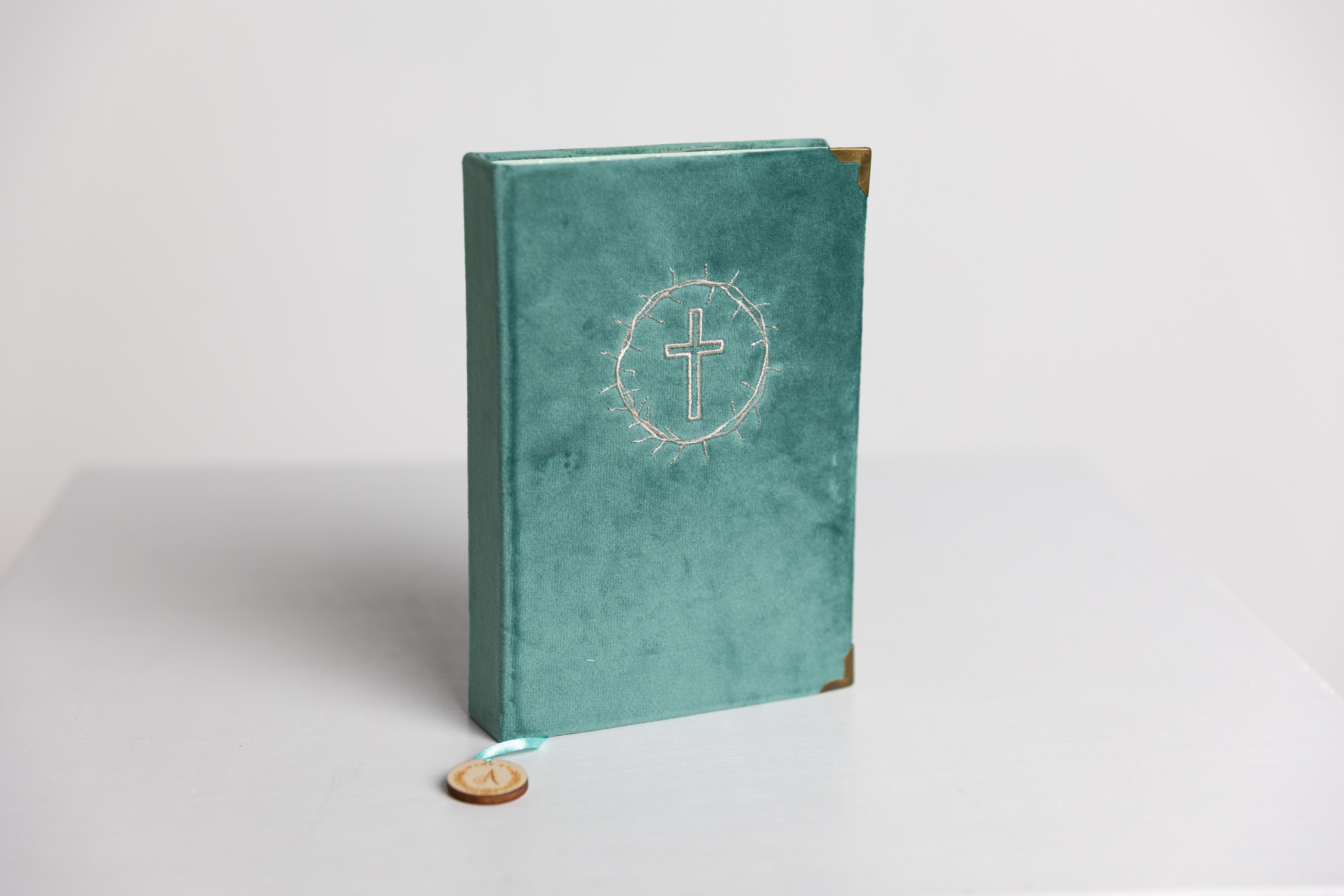 Biblia handmade, model 142, marime medie, coperta tare textila, margini aurii, index, cuv. lui Isus cu rosu [SI 057 HM]