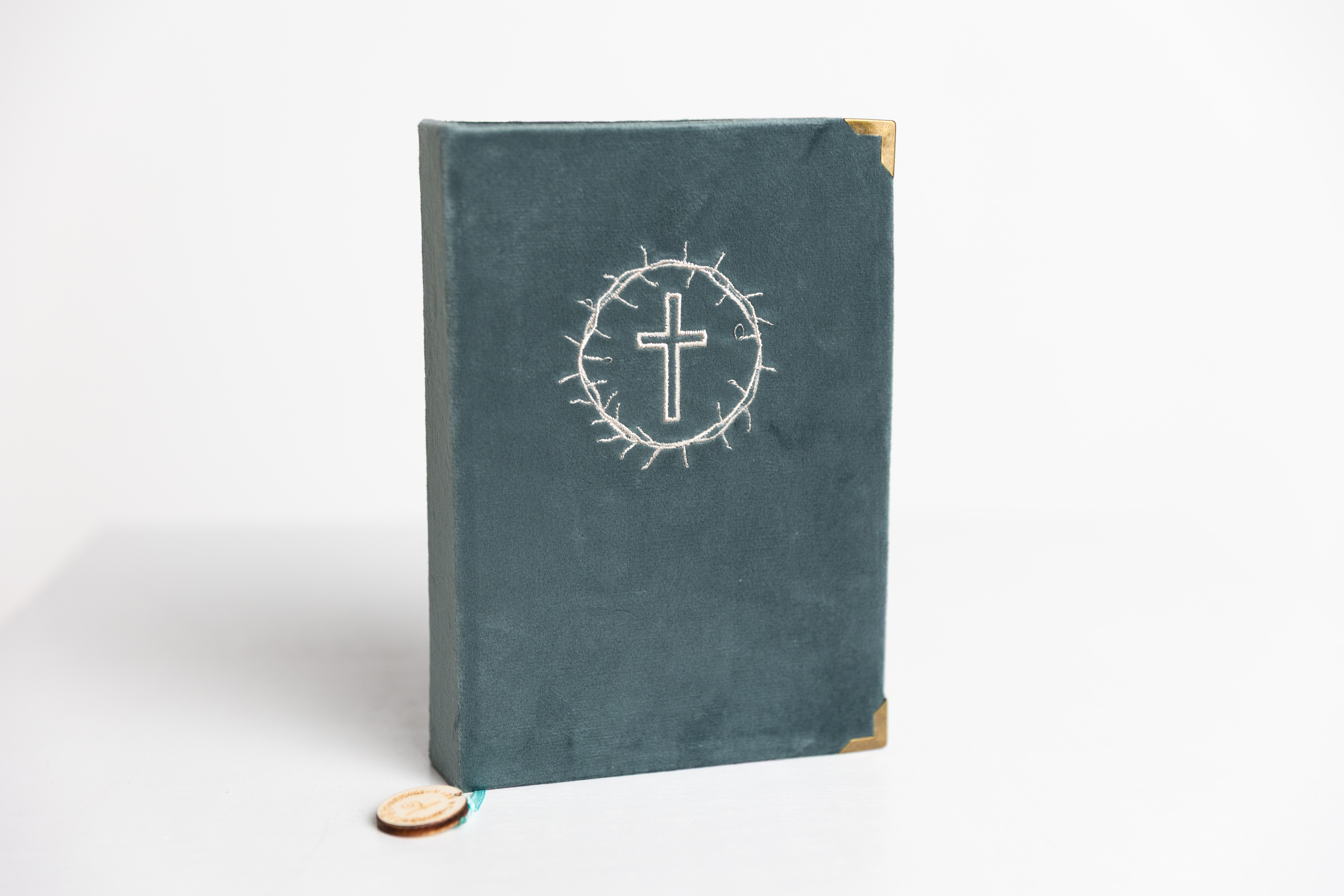 Biblia handmade, model 143, marime medie, coperta tare textila, margini aurii, index, cuv. lui Isus cu rosu [SI 057 HM]