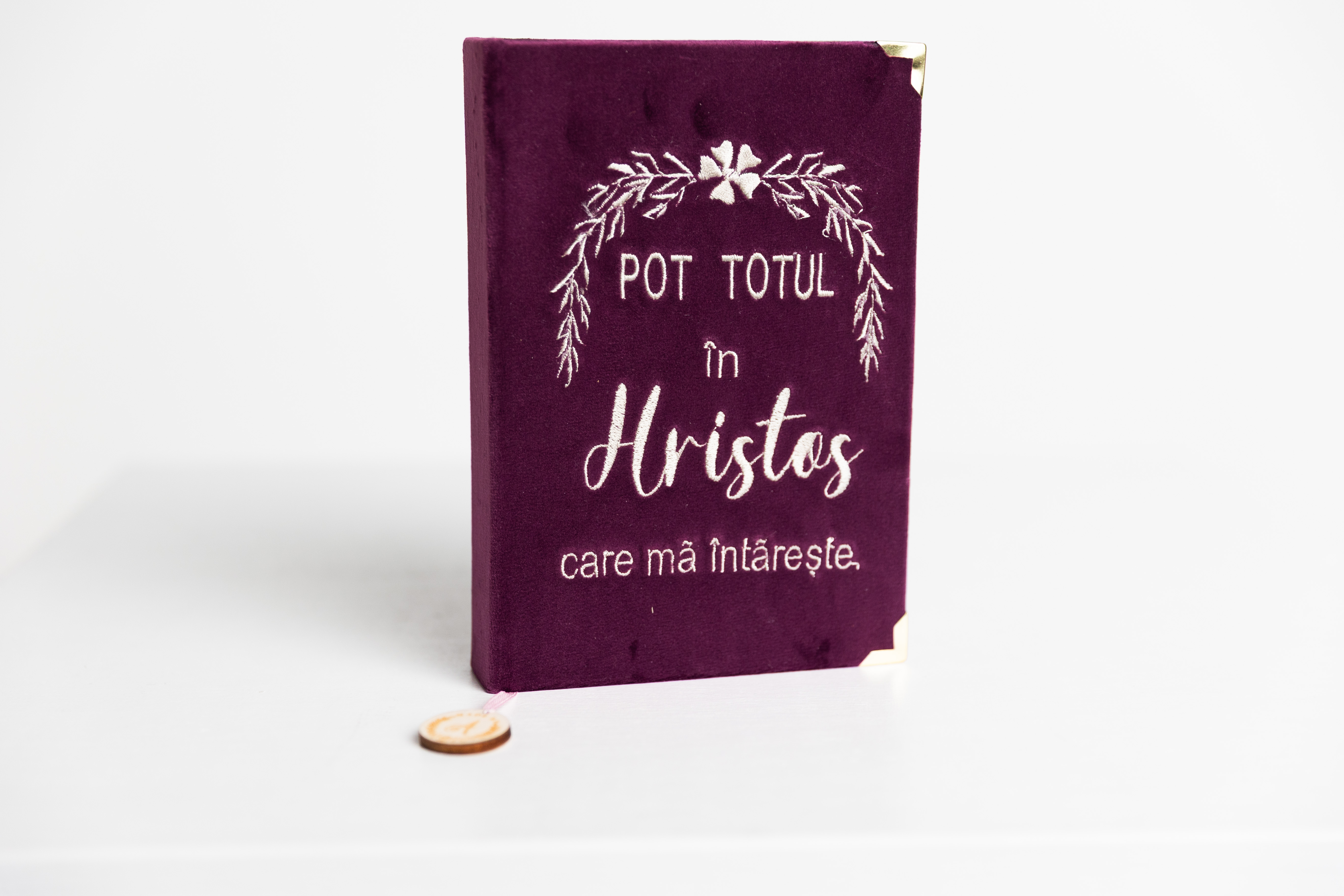 Biblia handmade, model 139, marime medie, coperta tare textila, margini aurii, index, cuv. lui Isus cu rosu [SI 057 HM]