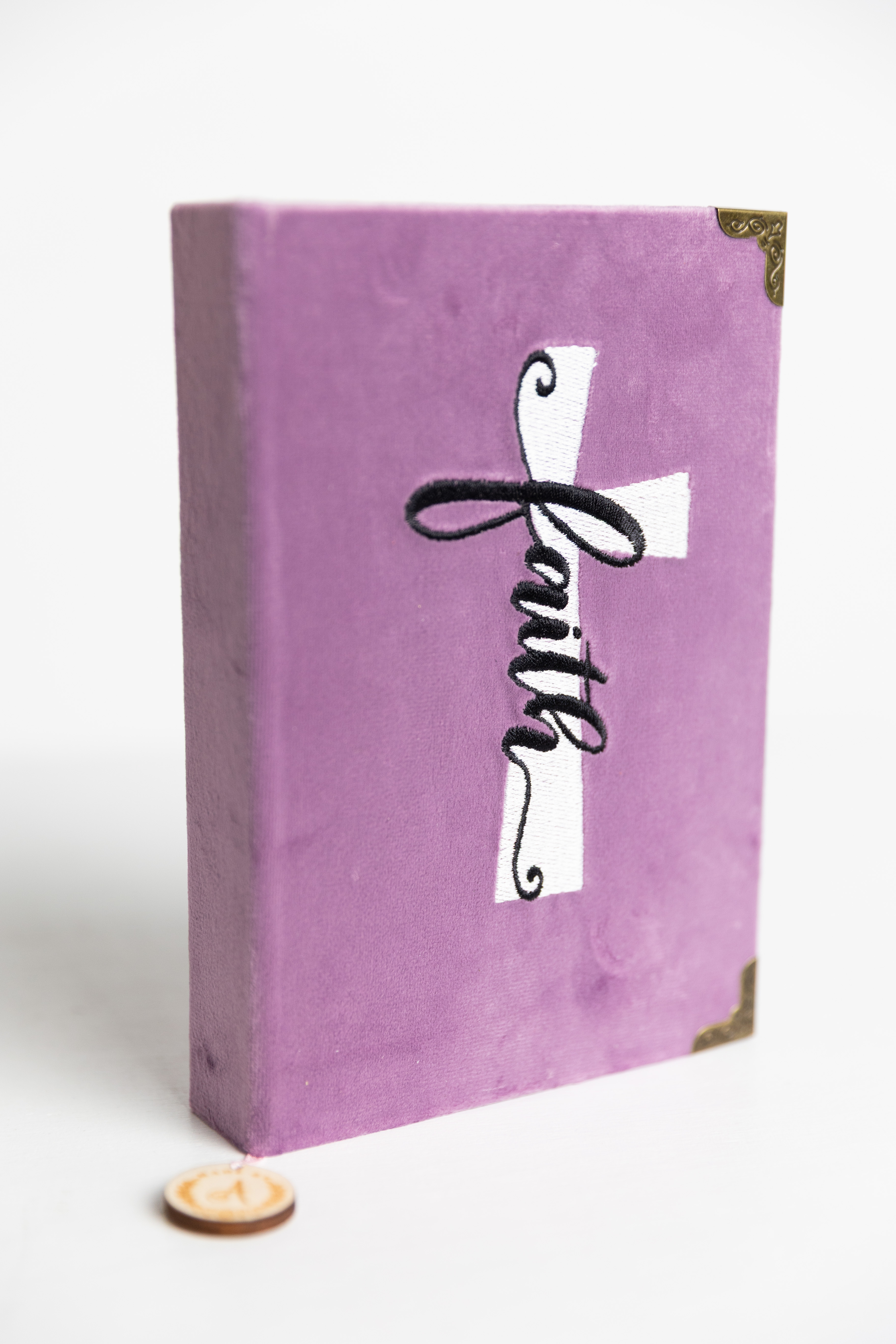 Biblia handmade, model 140, marime medie, coperta tare textila, margini aurii, index, cuv. lui Isus cu rosu [SI 057 HM]