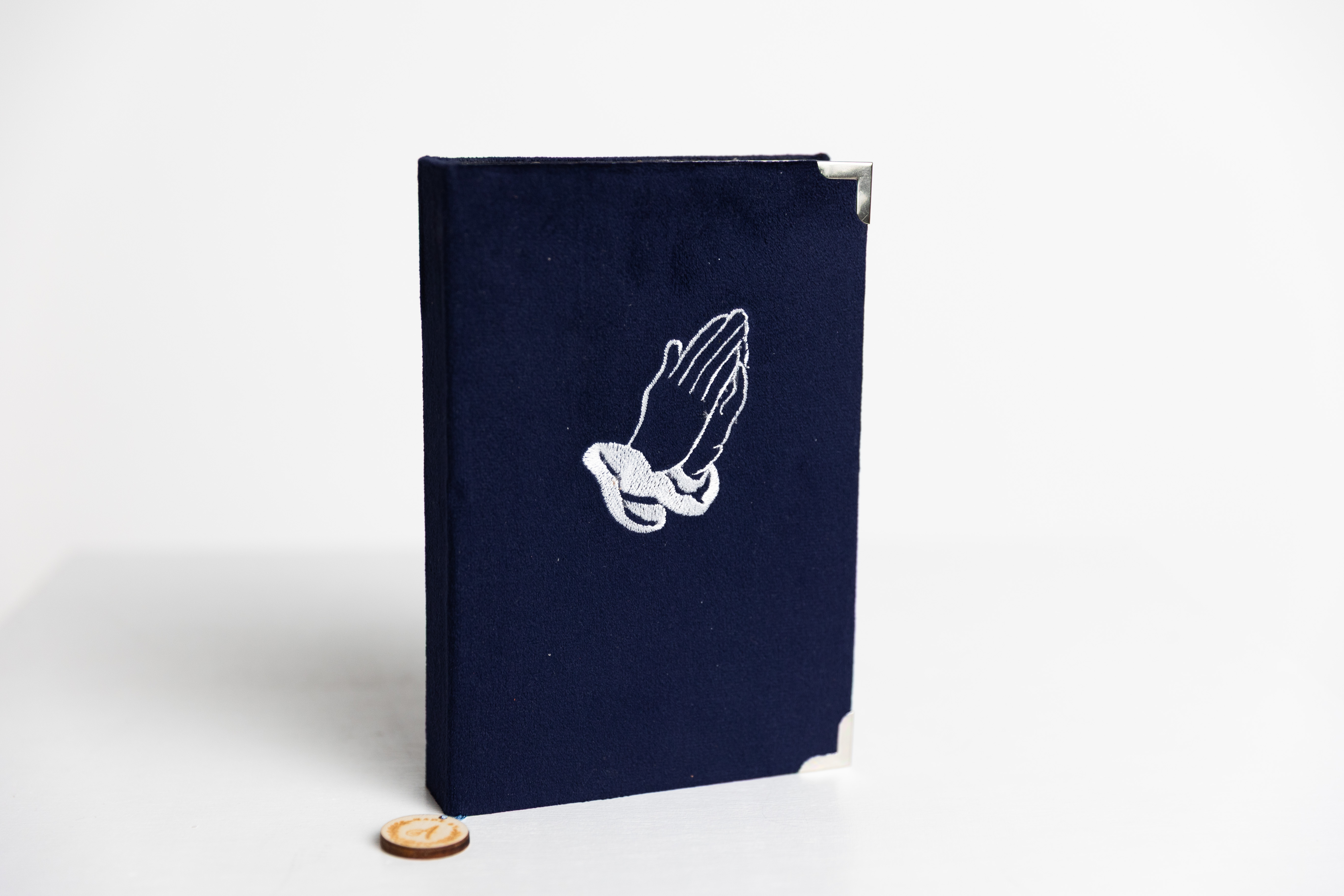 Biblia handmade, model 141, marime medie, coperta tare textila, margini aurii, index, cuv. lui Isus cu rosu [SI 057 HM]