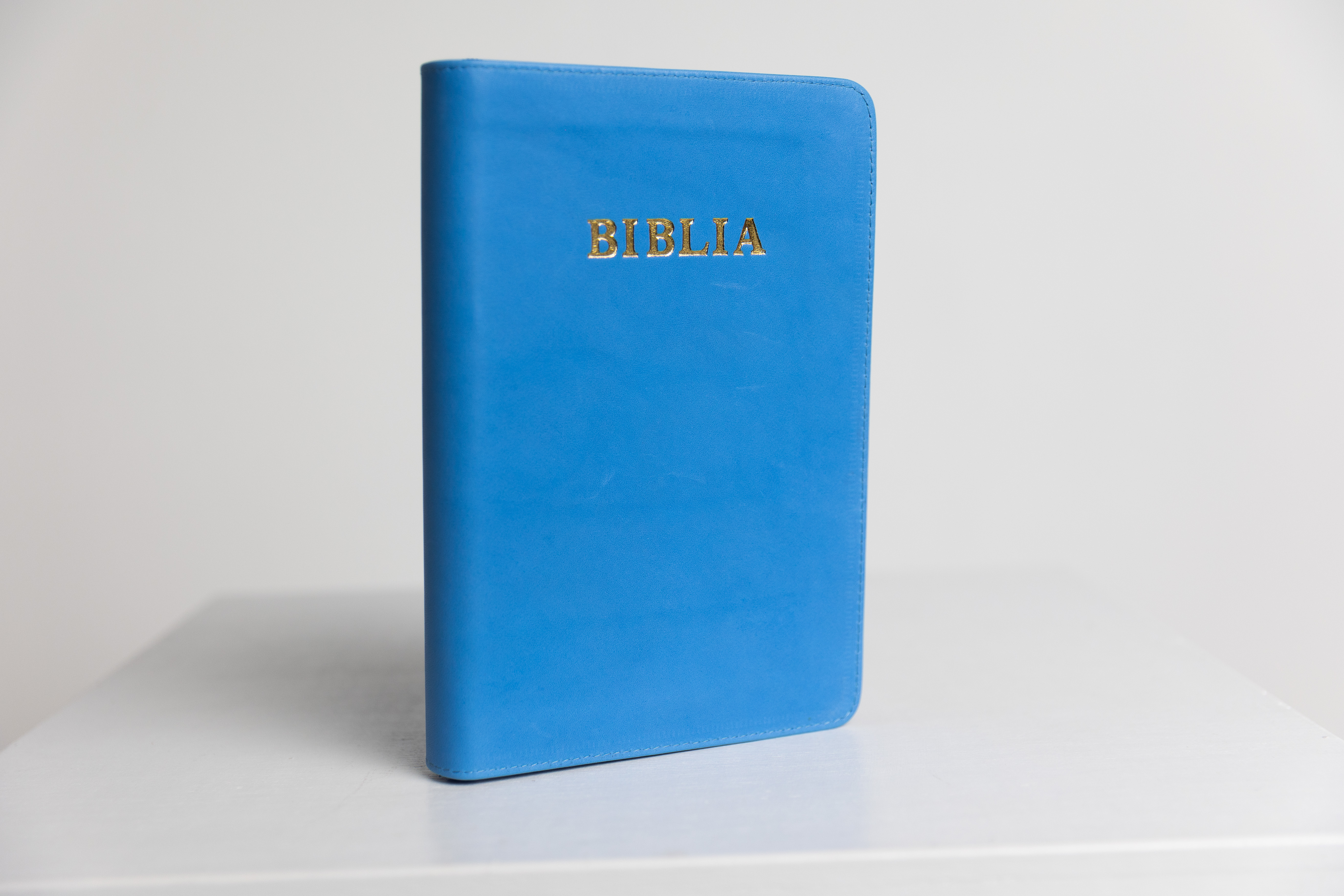 Biblie din piele, marime mare, culoare albastru deschis, fermoar, index, margini aurii, cuv. lui Isus cu rosu [SI 073 PFI]