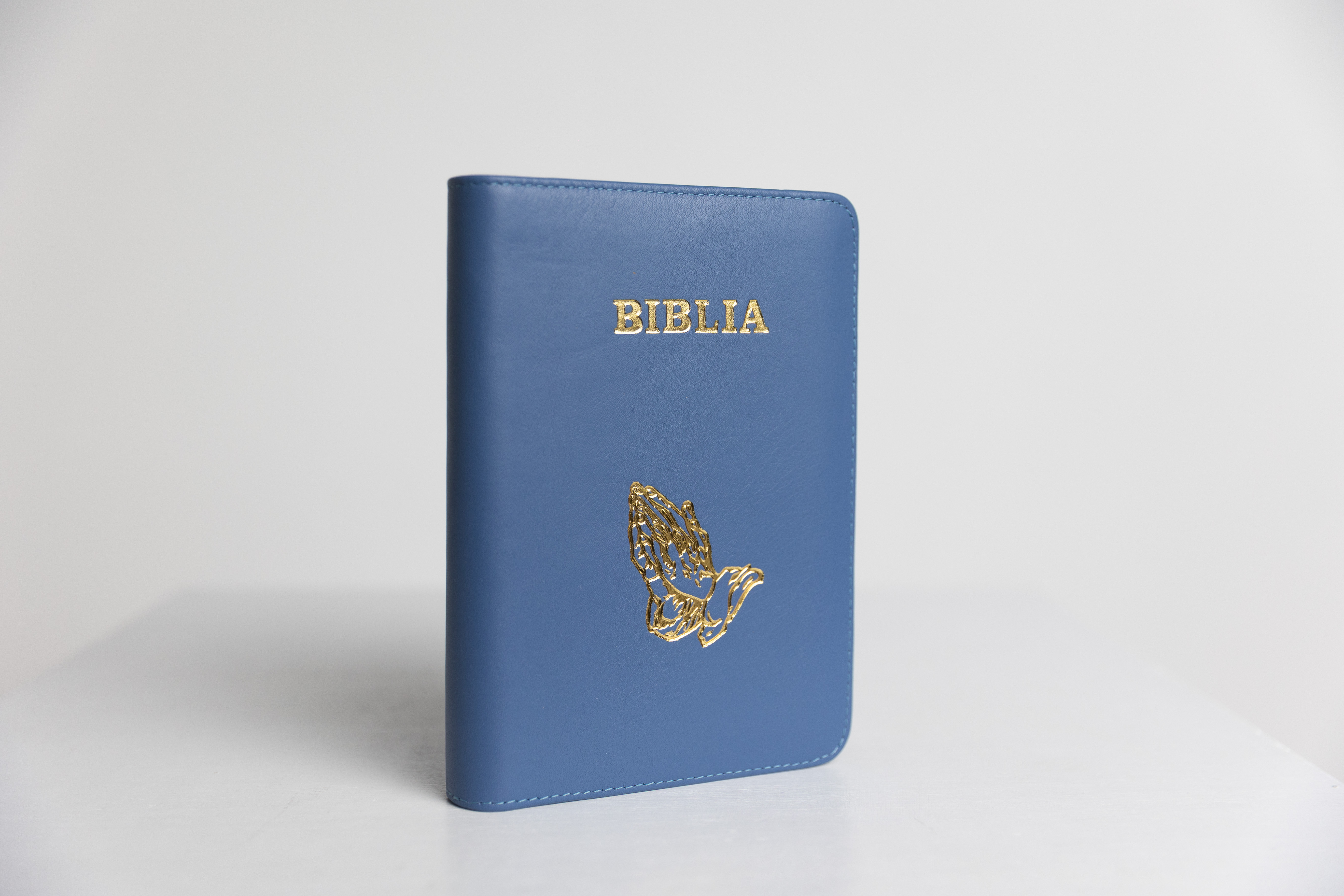 Biblie din piele, marime mare, culoare albastru oțel, fermoar, index, margini aurii, maini in rugaciune, cuv. lui Isus cu rosu [SI 073 PFI]