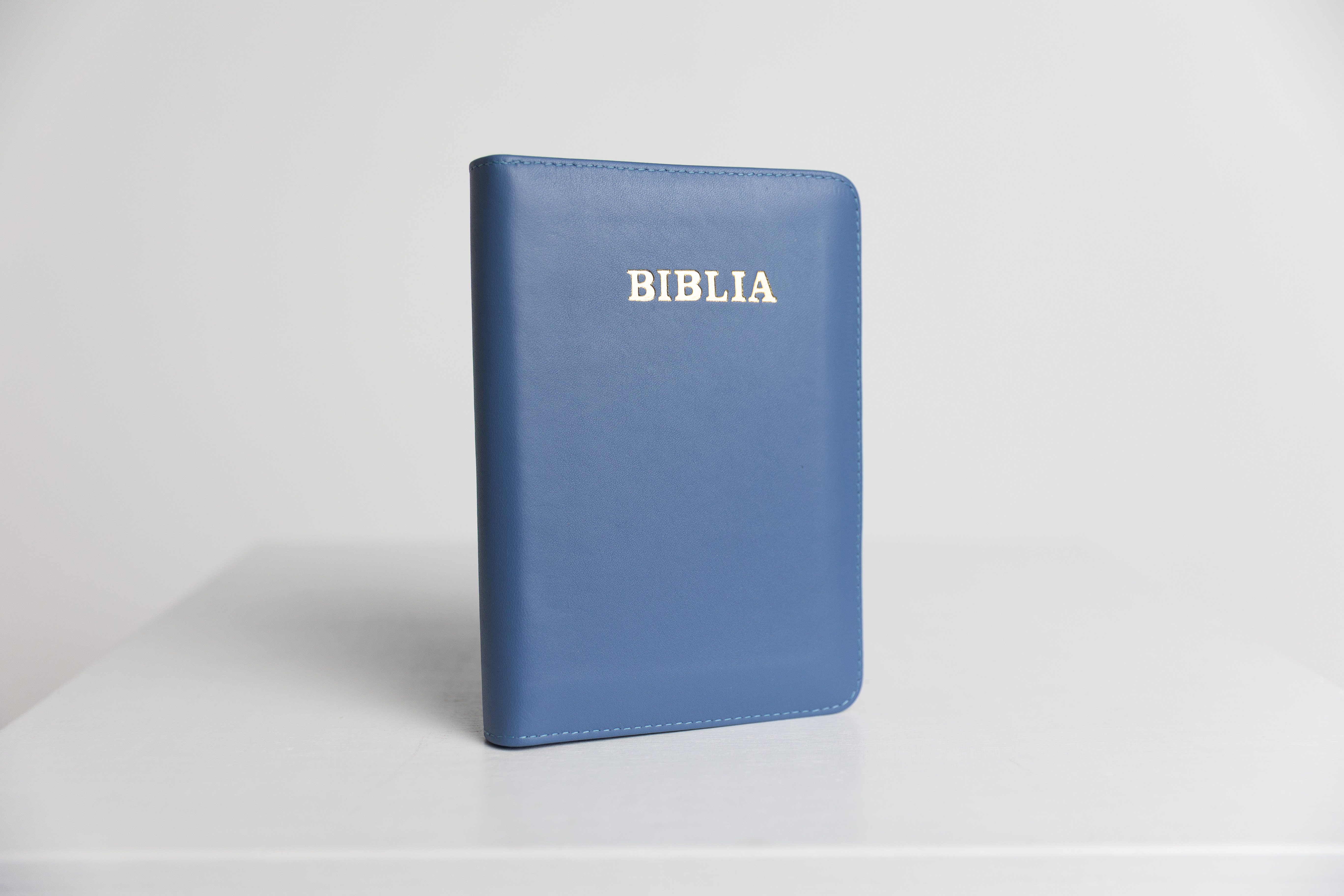 Biblie din piele, marime medie, culoare albastru oțel, fermoar, index, margini aurii, cuv. lui Isus cu rosu [SB 057 PFI]