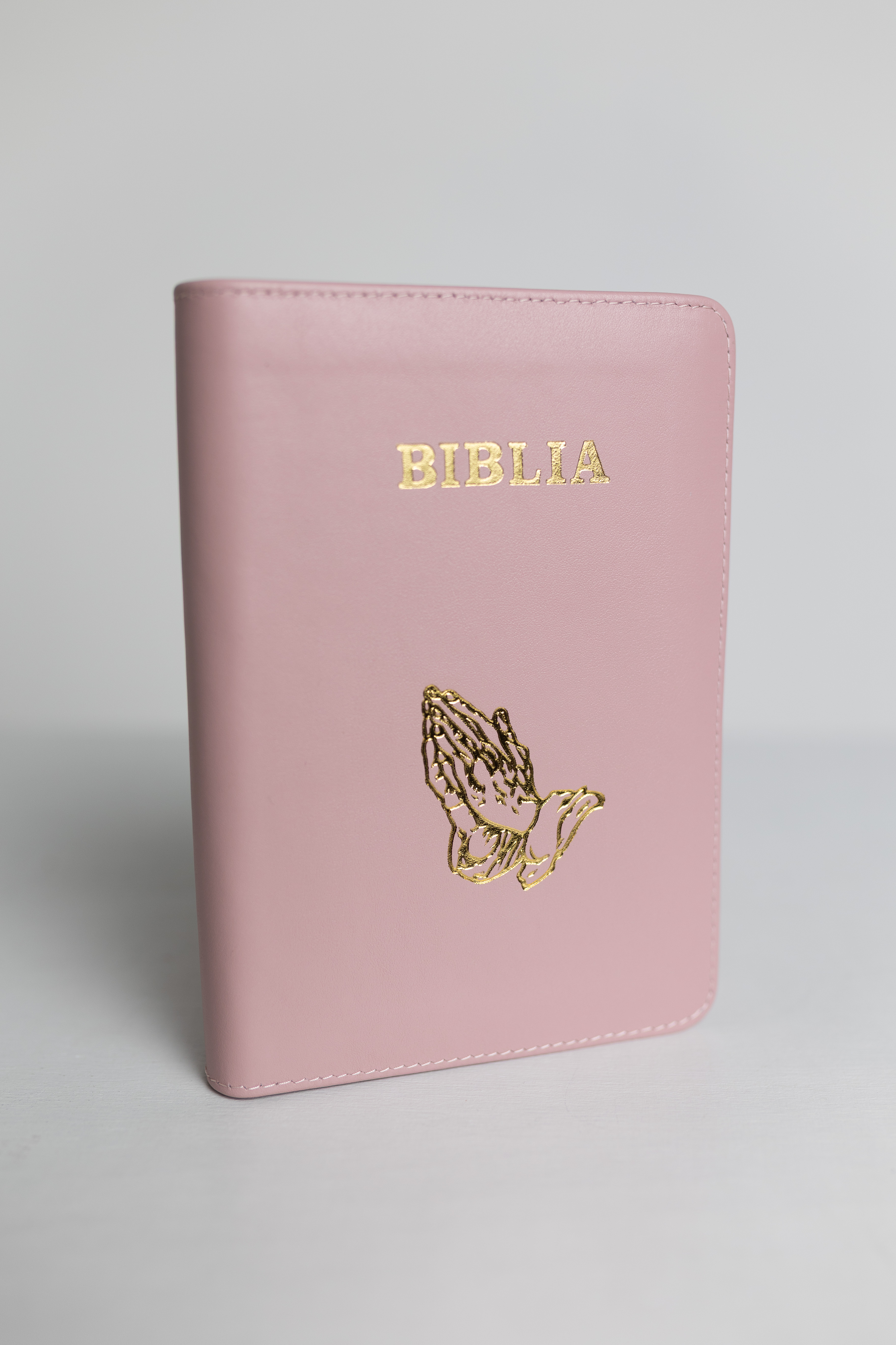 Biblie din piele, roz pudrat, margini aurii, index, maini in rugaciune, cuv. lui isus cu roșu [057 PFI]