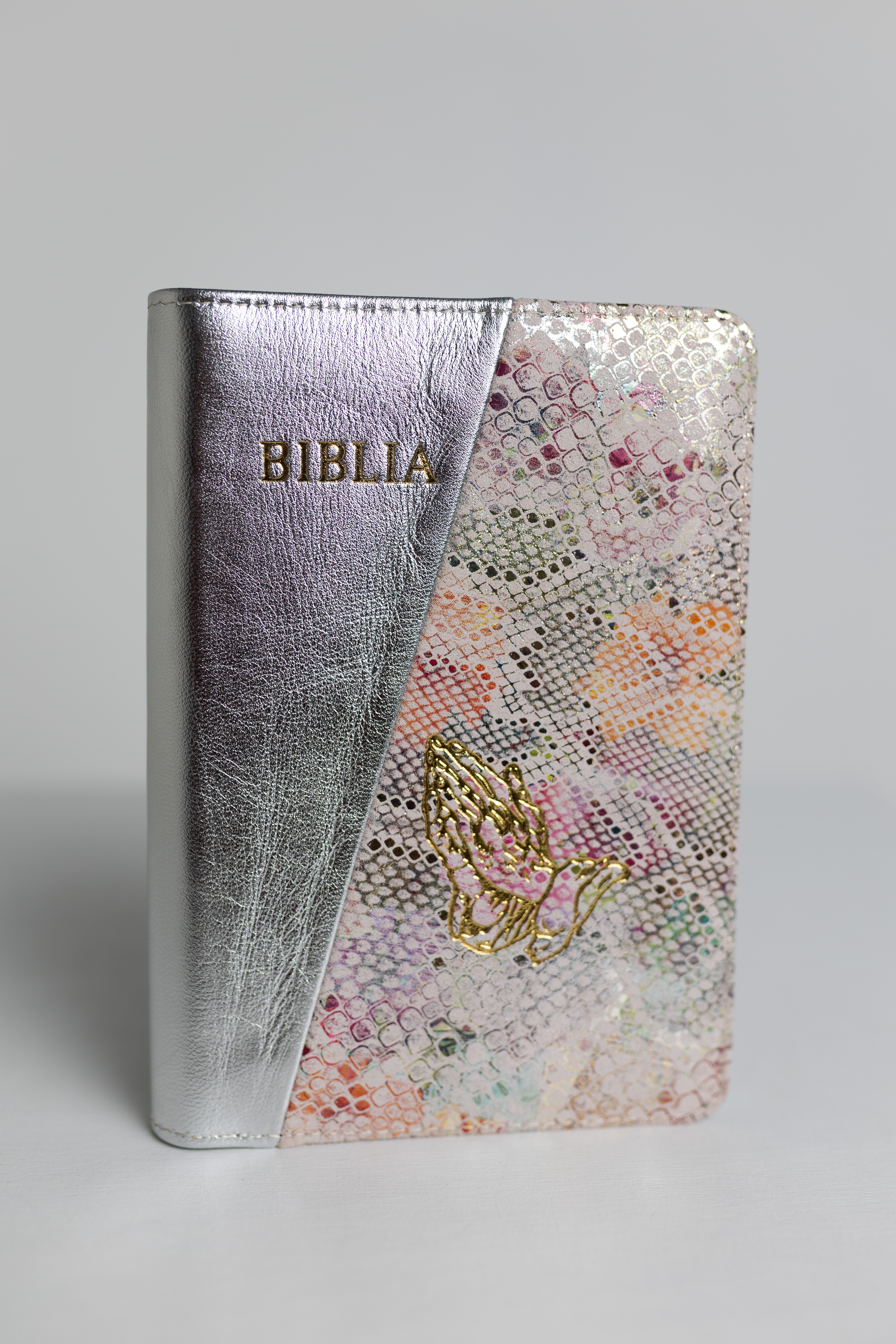 Biblie din piele, argintiu sidefat cu nuante de roz, margini aurii, index, maini in rugaciune, cuv. lui isus cu roșu [057 PFI]