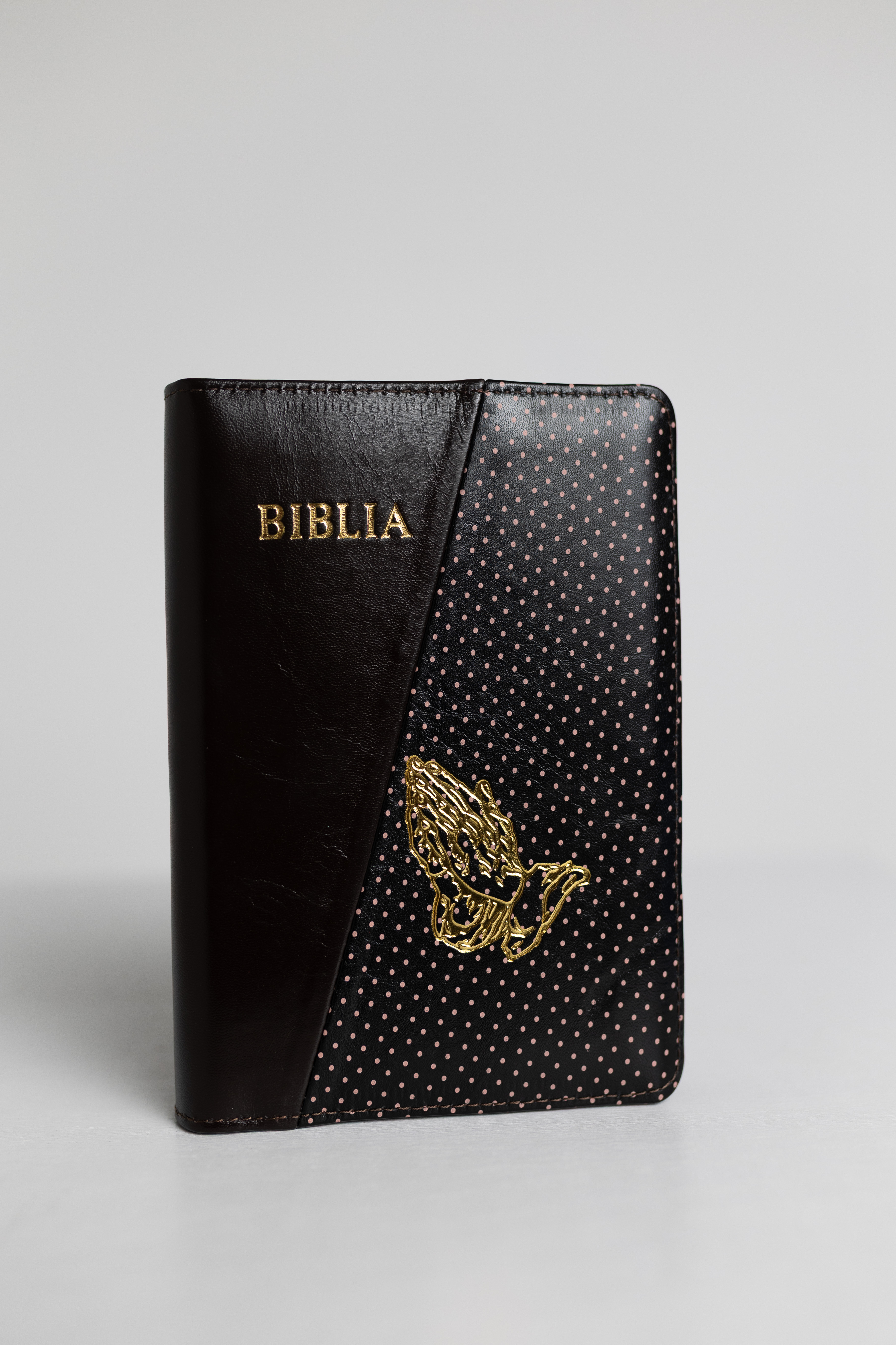 Biblie din piele, maro pământiu cu negru cu buline roz, margini aurii, index, maini in rugaciune, cuv. lui isus cu roșu [057 PFI]