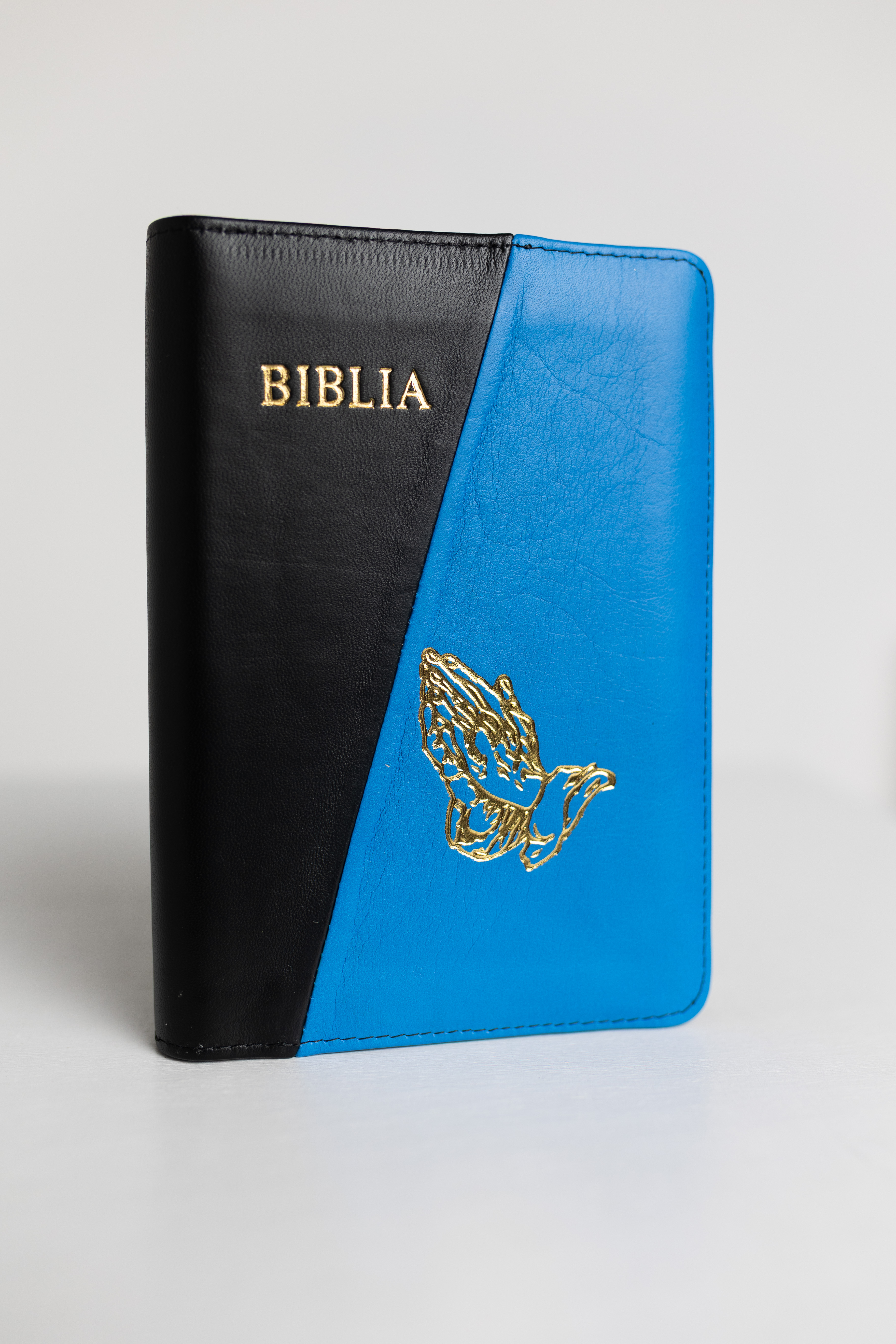Biblie din piele, medie, negru cu albastru, margini aurii, index, maini in rugaciune, cuv. lui isus cu roșu [057 PFI]