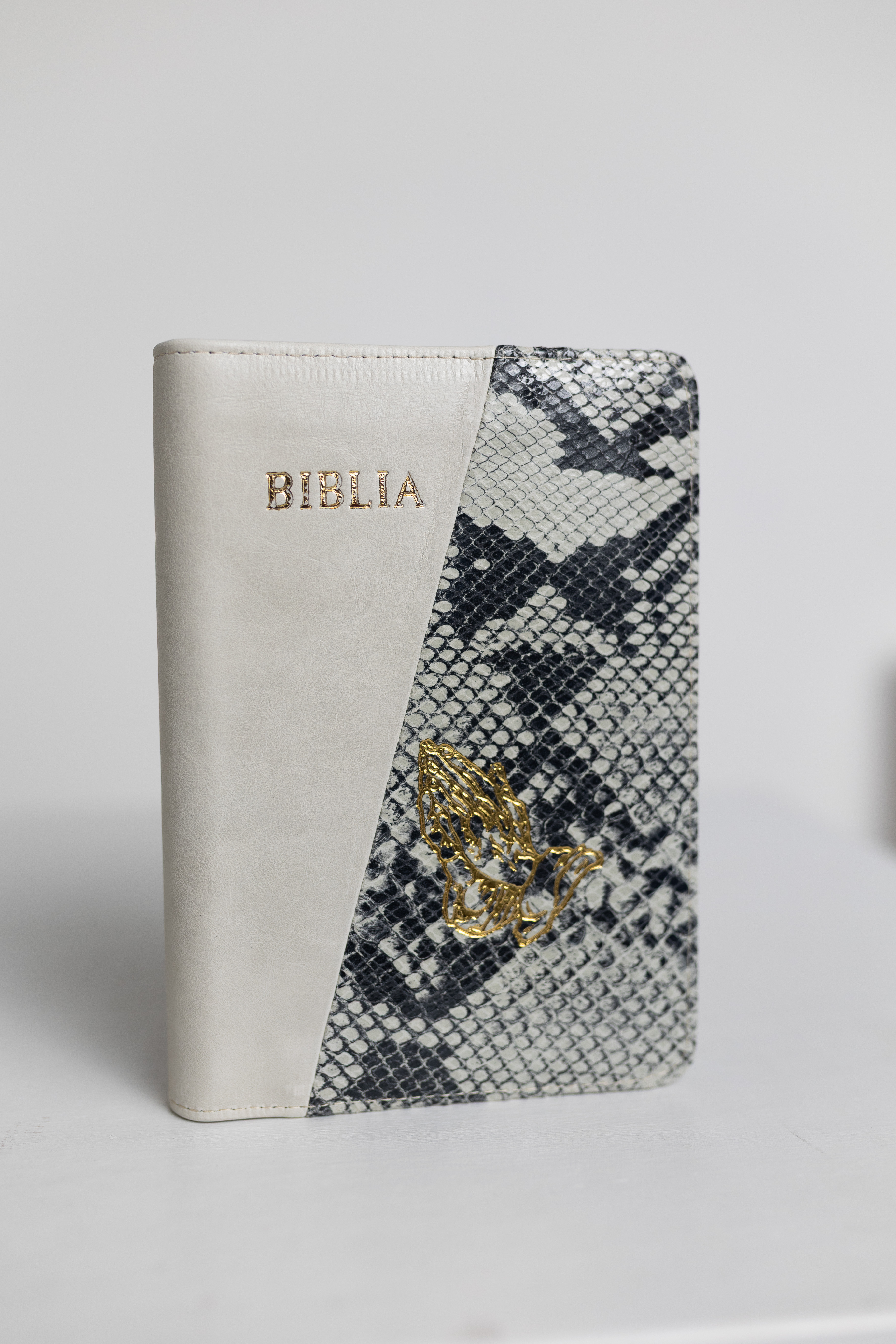 Biblie din piele, medie, gri deschis cu nuante de gri, margini aurii, index, maini in rugaciune, cuv. lui isus cu roșu [057 PFI]