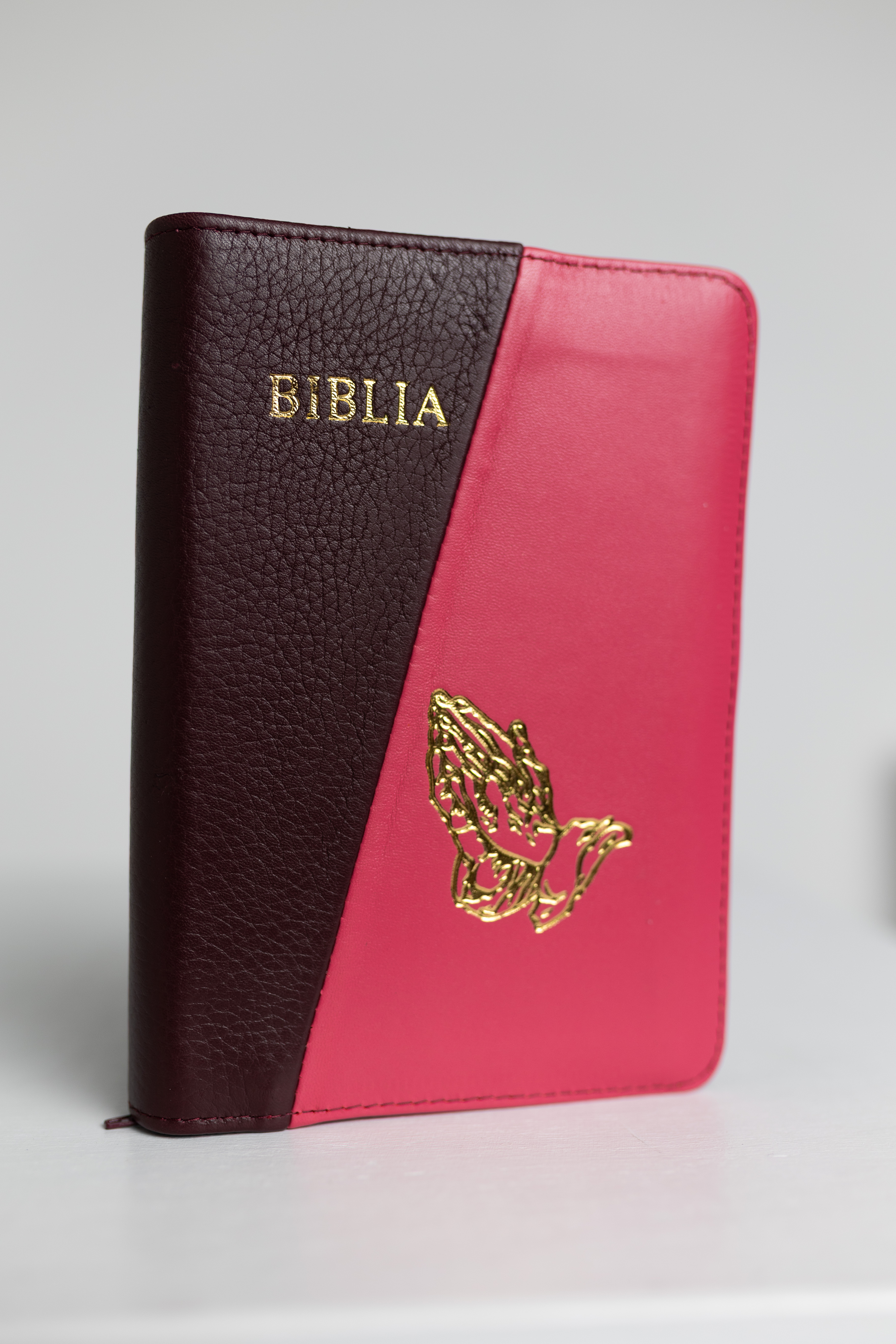 Biblie din piele, medie, bordo cu roz, margini aurii, index, maini in rugaciune, cuv. lui isus cu roșu [057 PFI]
