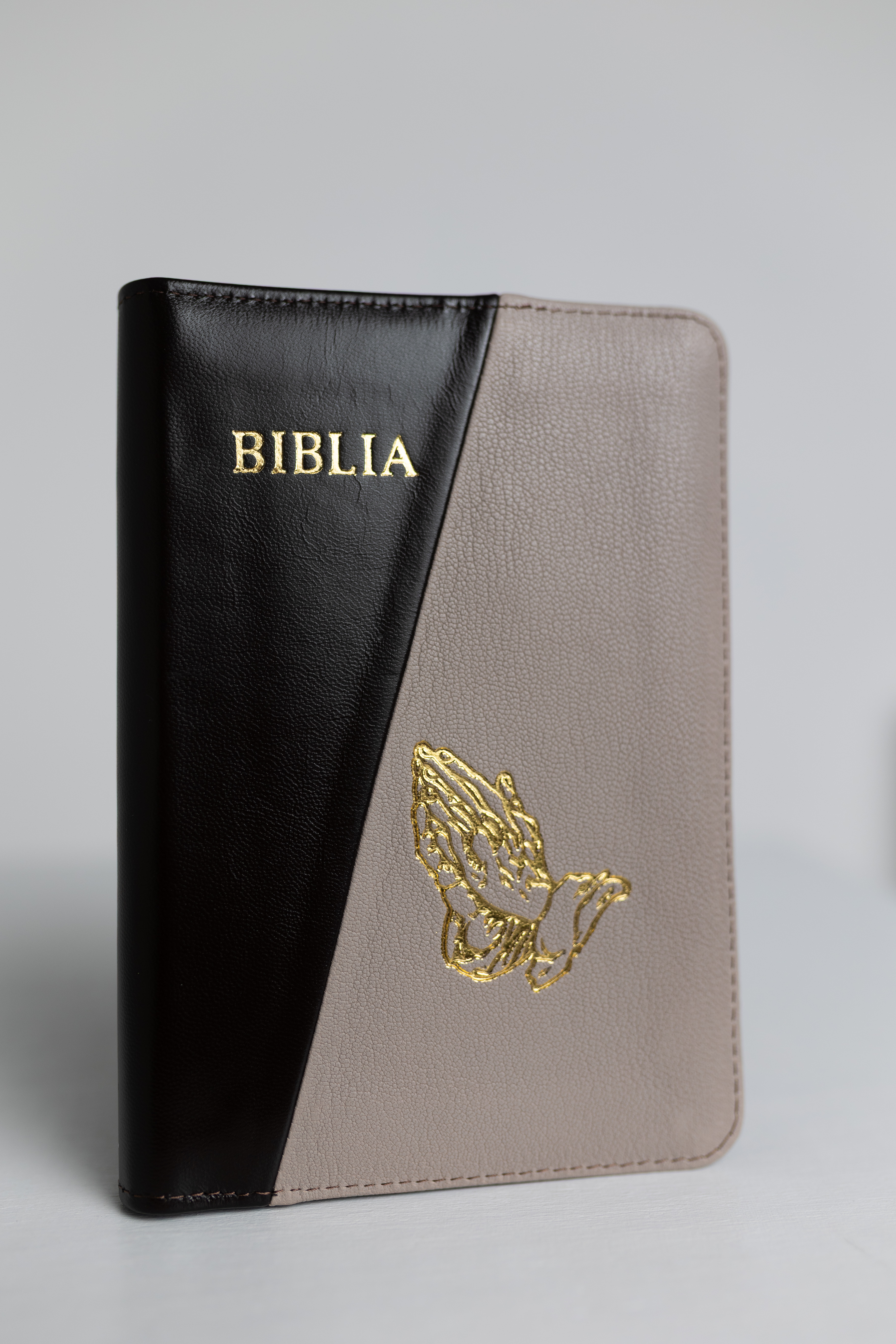 Biblie din piele, medie, maro pământiu cu crem închis, margini aurii, index, maini in rugaciune, cuv. lui isus cu roșu [057 PFI]