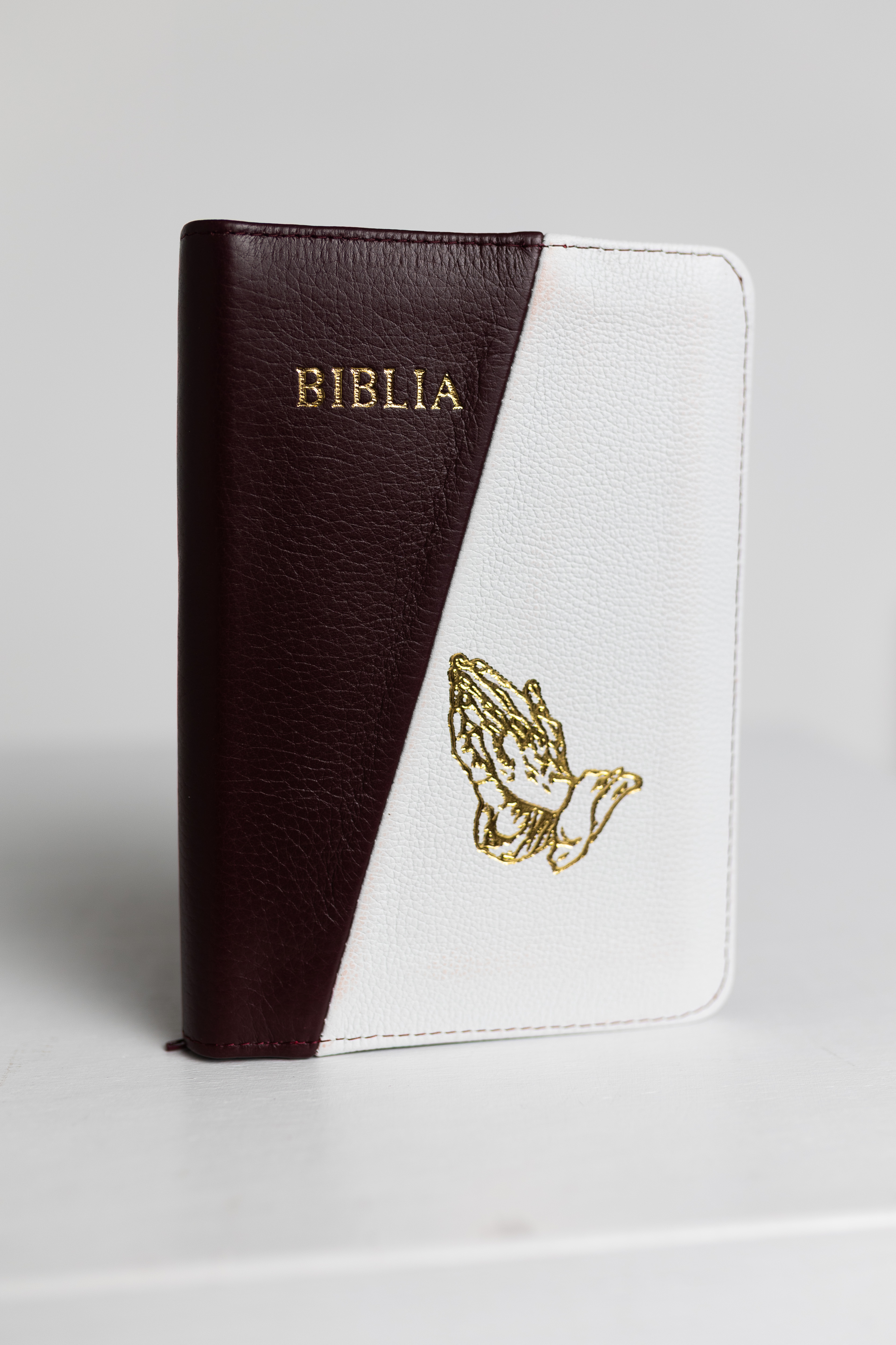 Biblie din piele, medie, bordo cu alb, margini aurii, index, maini in rugaciune, cuv. lui isus cu roșu [057 PFI]