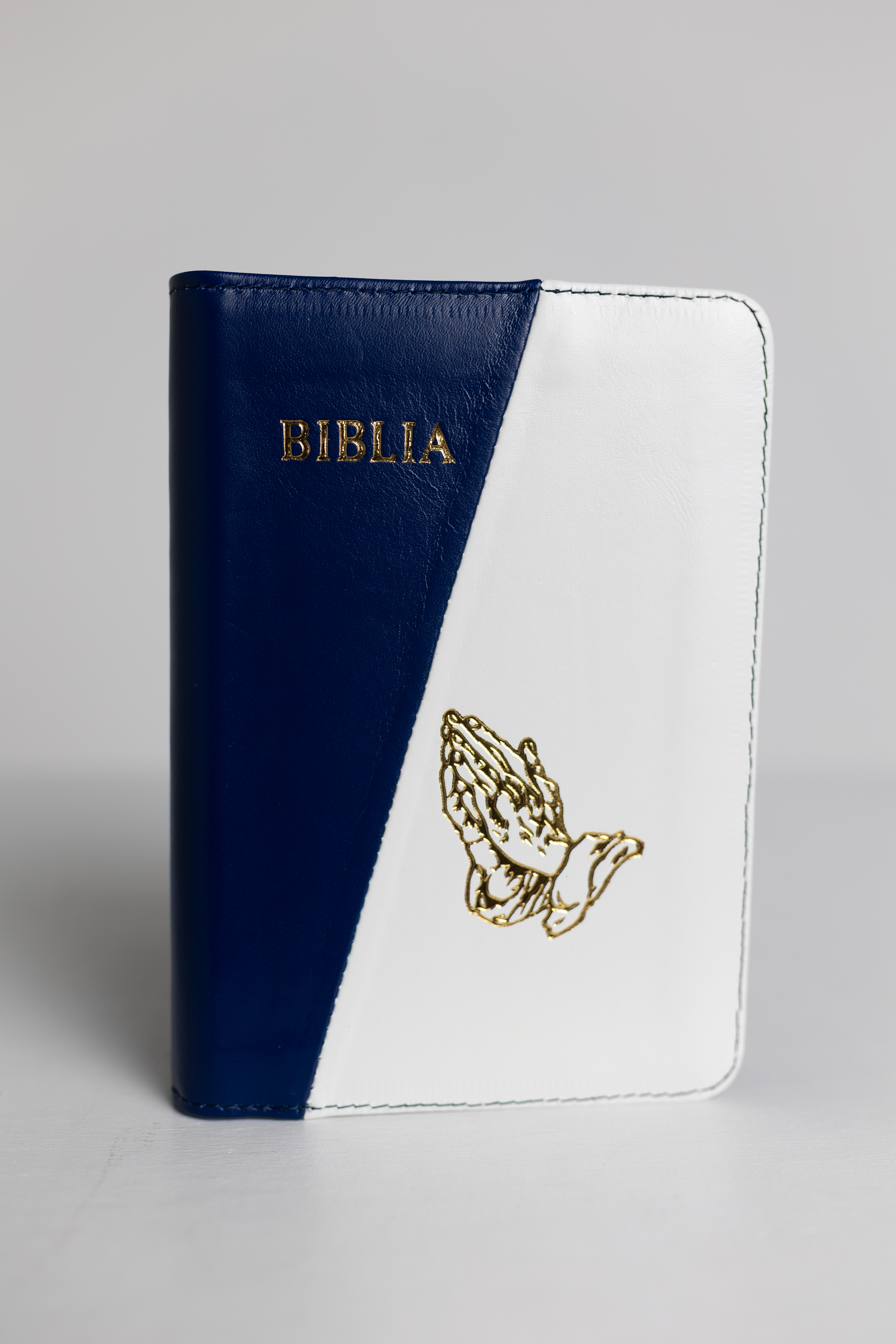 Biblie din piele, medie, albastru închis cu alb, margini aurii, index, maini in rugaciune, cuv. lui isus cu roșu [057 PFI]