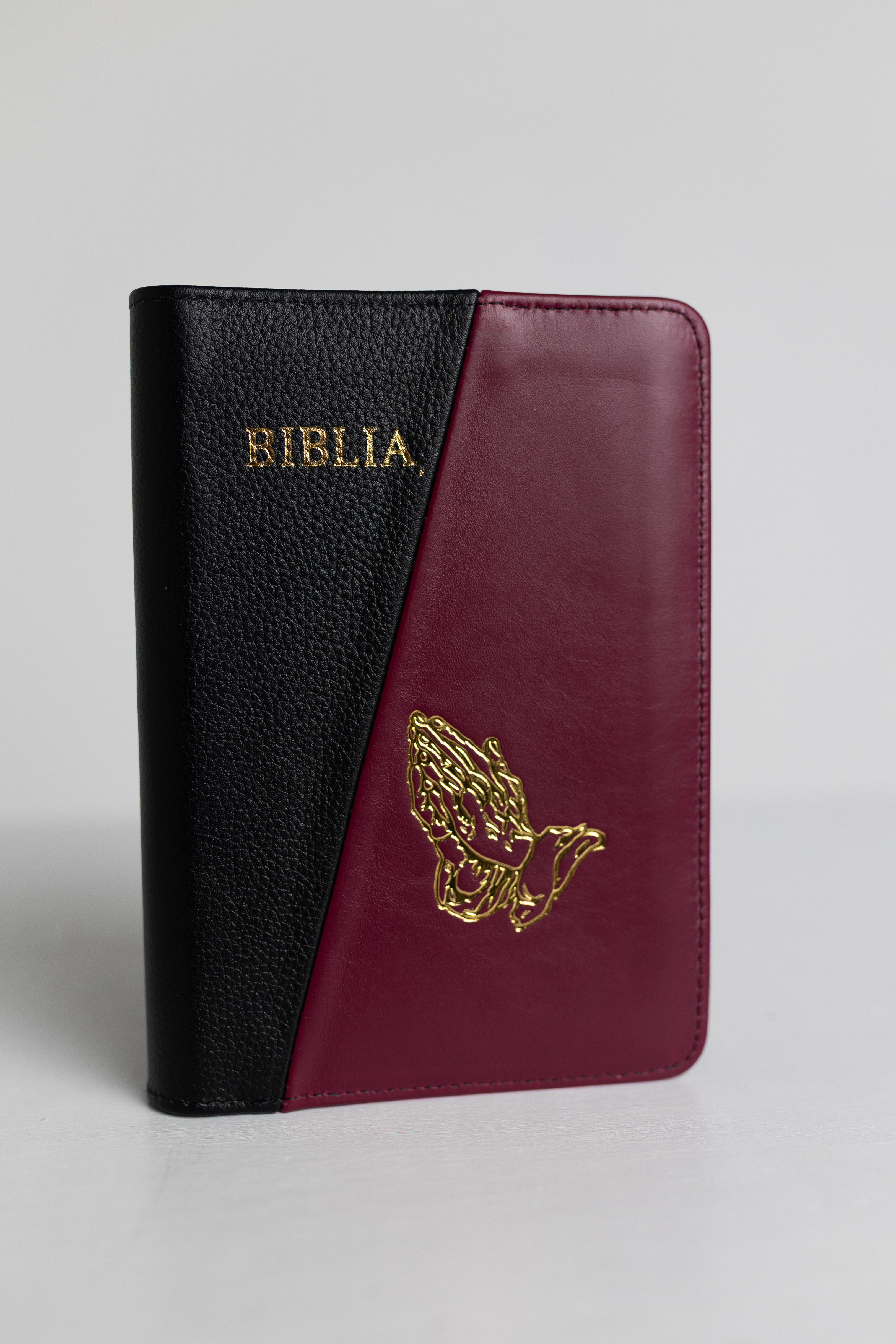 Biblie din piele, medie, negru cu vișiniu, margini aurii, index, maini in rugaciune, cuv. lui isus cu roșu [057 PFI]