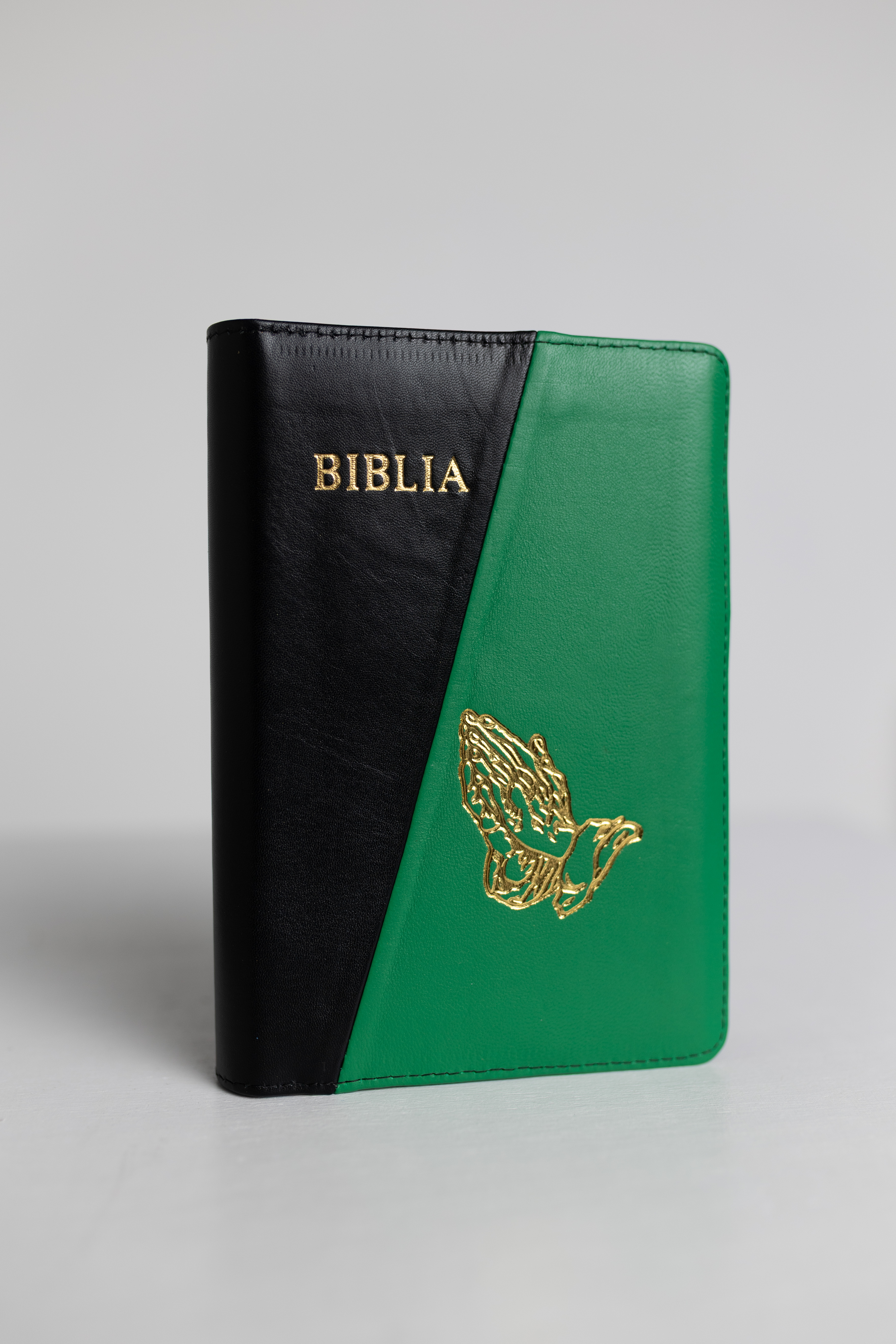 Biblie din piele, medie, negru cu verde iarba, margini aurii, index, maini in rugaciune, cuv. lui isus cu roșu [057 PFI]