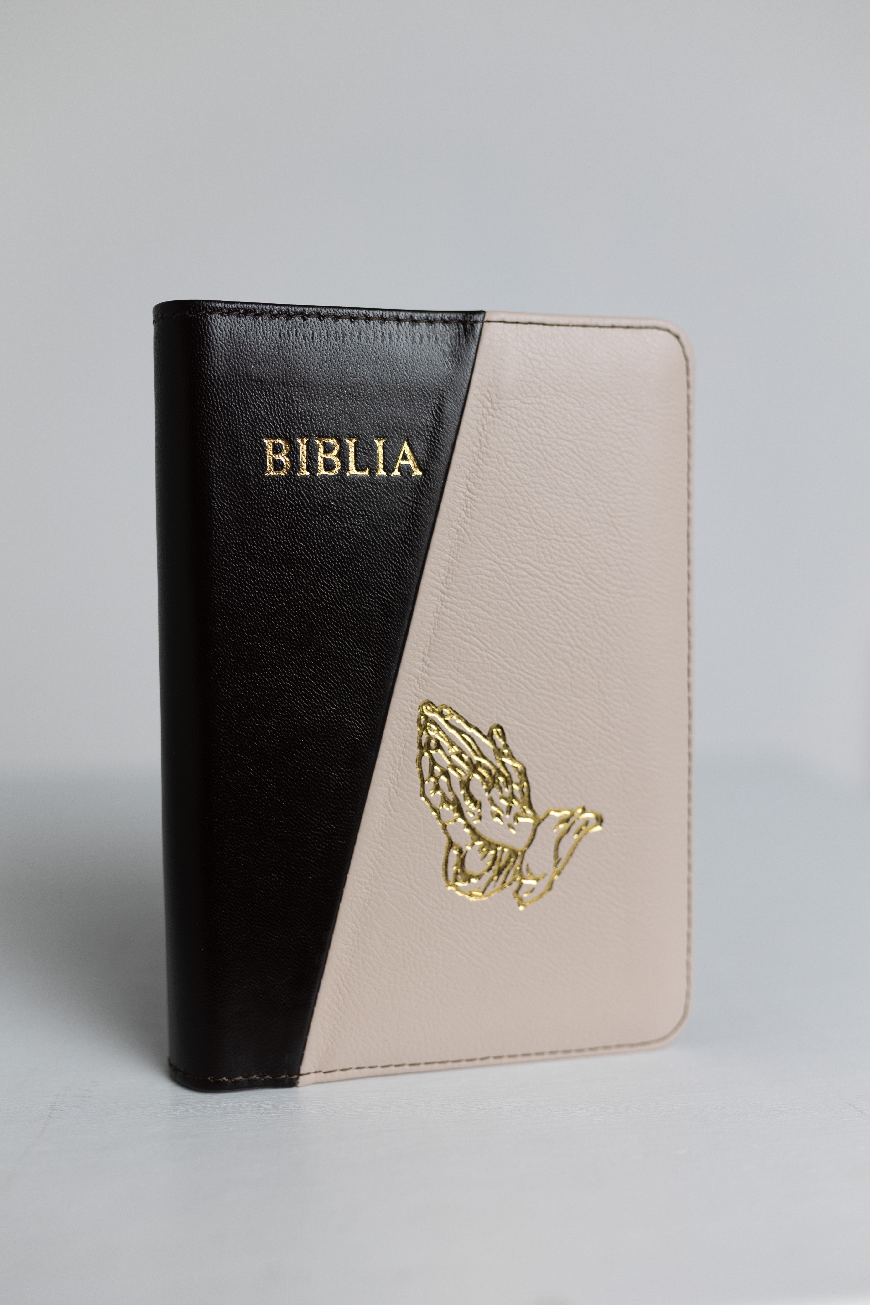 Biblie din piele, medie, maro pământiu cu crem, margini aurii, index, maini in rugaciune, cuv. lui isus cu roșu [057 PFI]