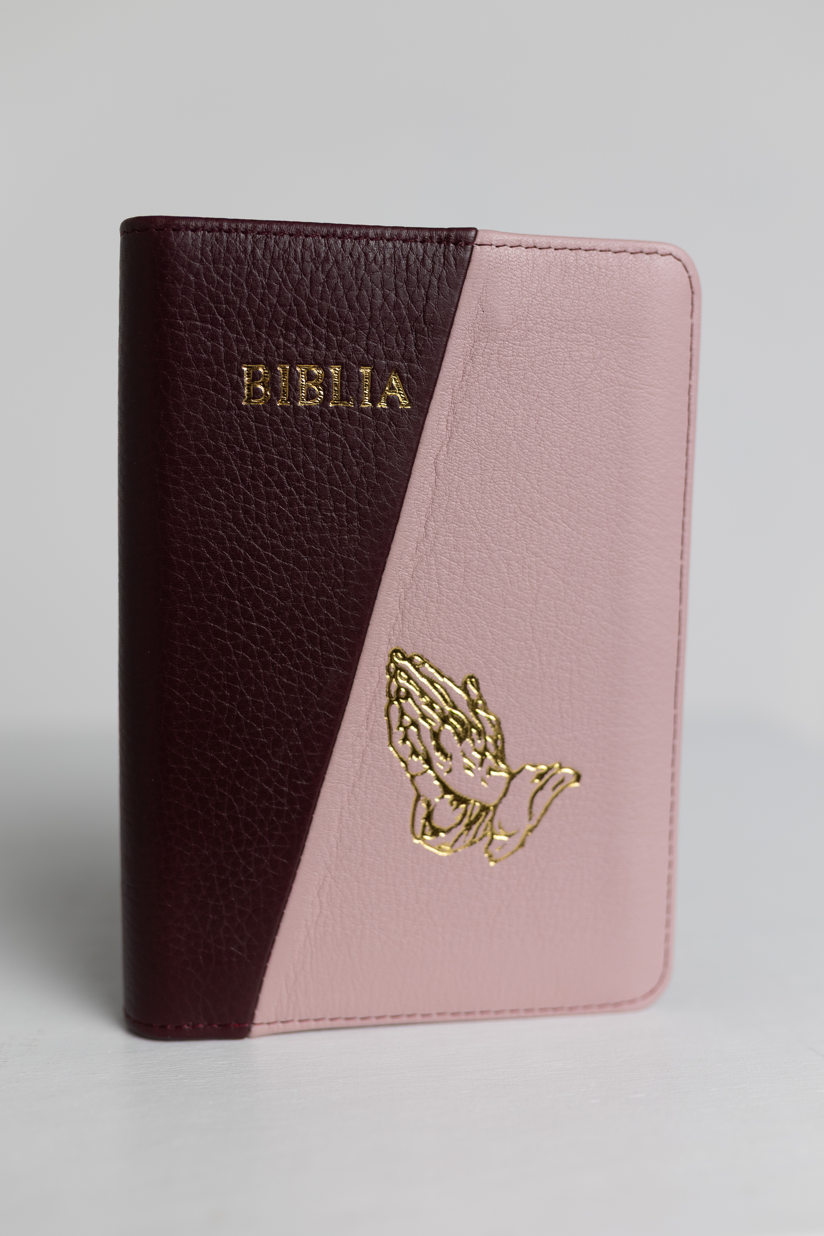 Biblie din piele, medie, bordo cu roz deschis, margini aurii, index, maini in rugaciune, cuv. lui isus cu roșu [057 PFI]