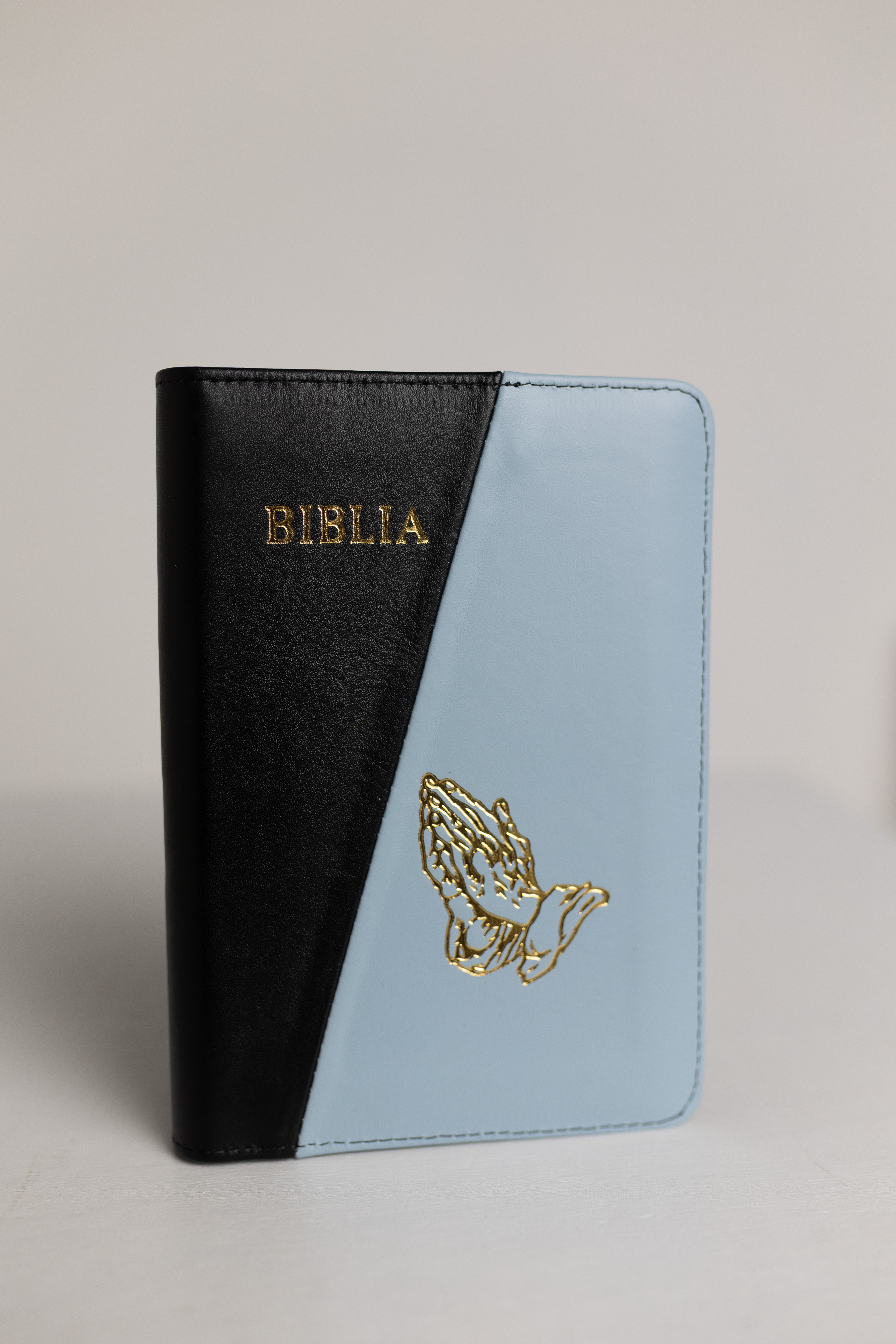 Biblie din piele, medie, negru cu baby blue, margini aurii, index, maini in rugaciune, cuv. lui isus cu roșu [057 PFI]