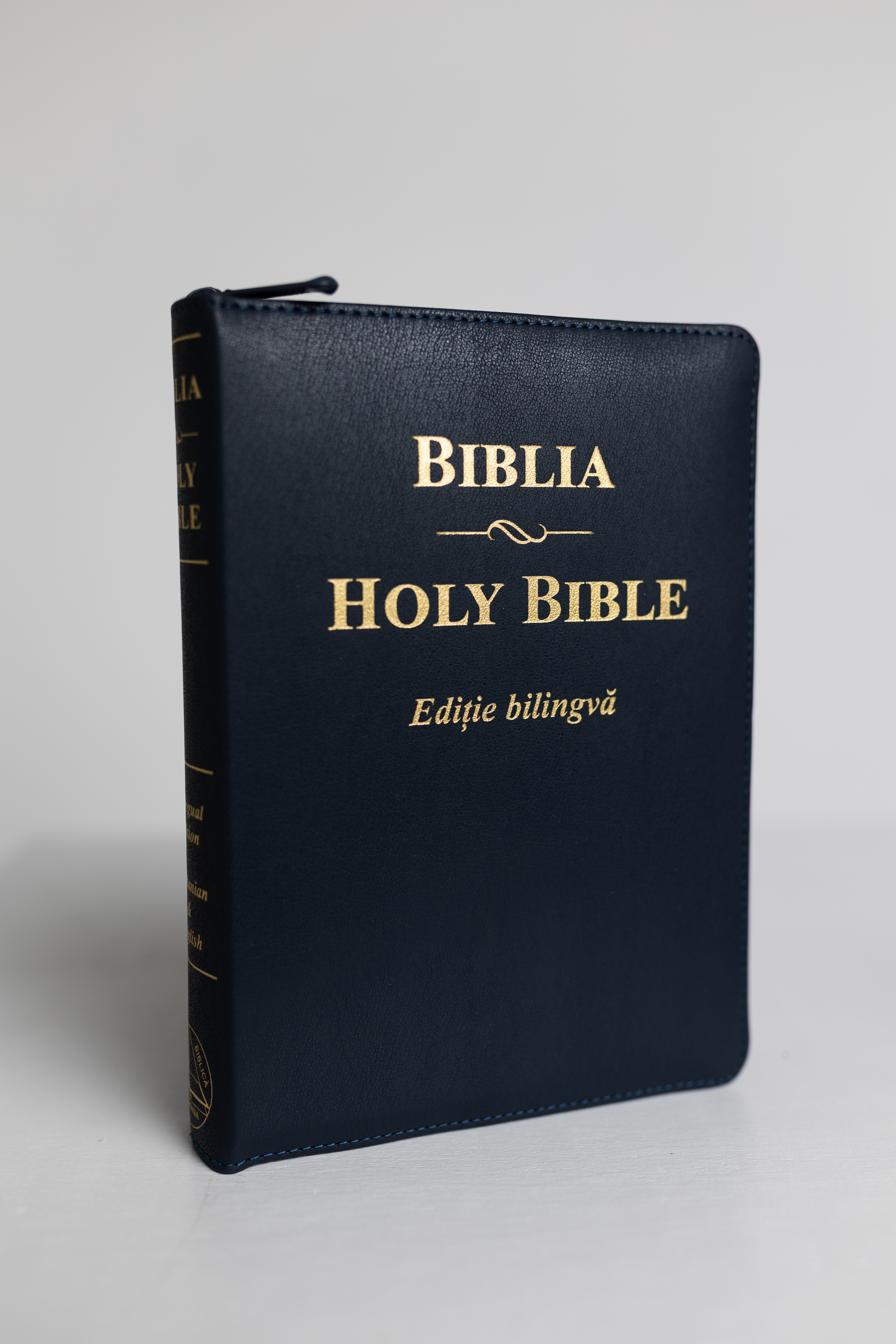 Biblia bilingva romana engleza, bleumarin, mărime medie [cu fermoar]