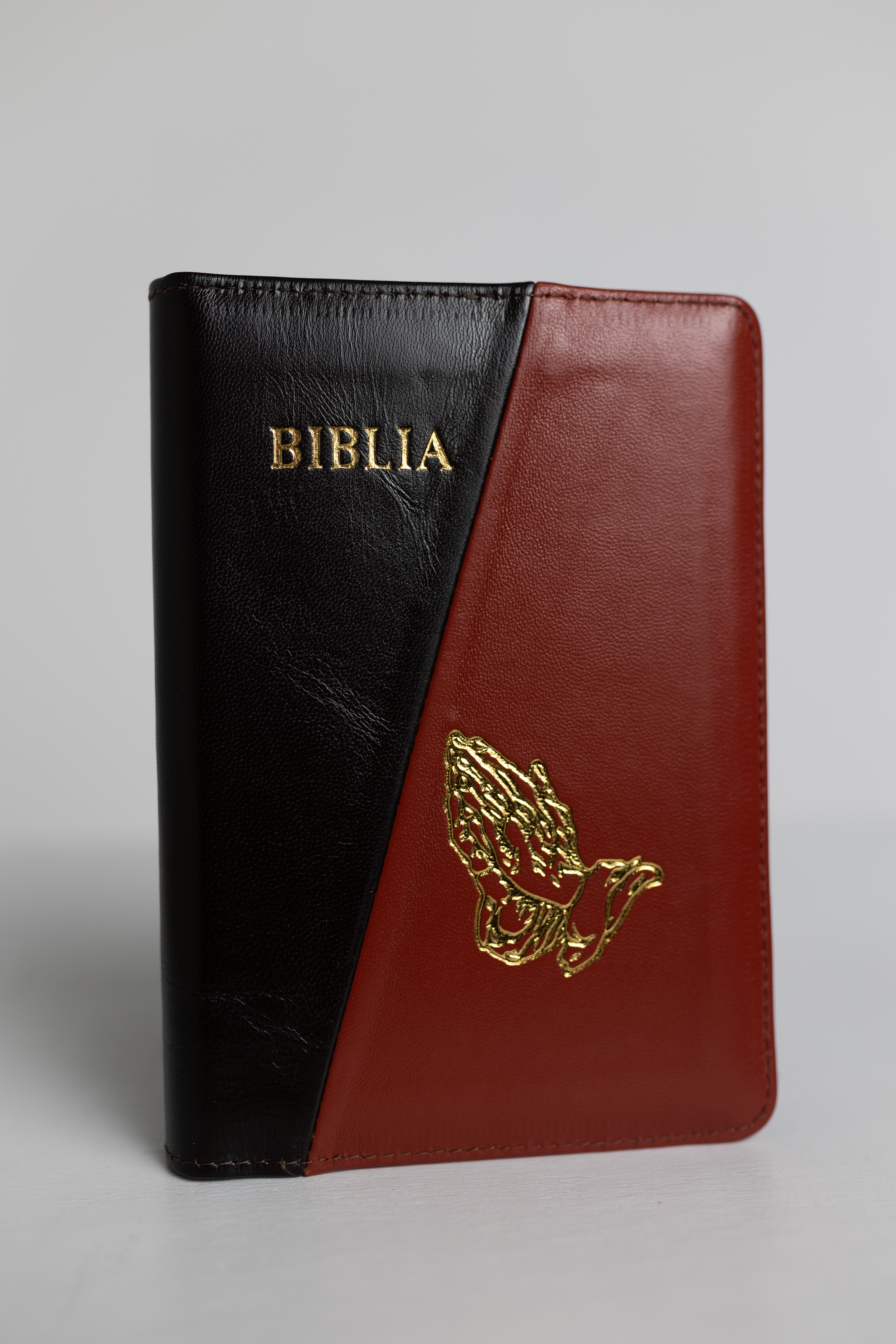 Biblie din piele, medie, negru cu maro roșcat, margini aurii, index, maini in rugaciune, cuv. lui isus cu roșu [057 PFI
