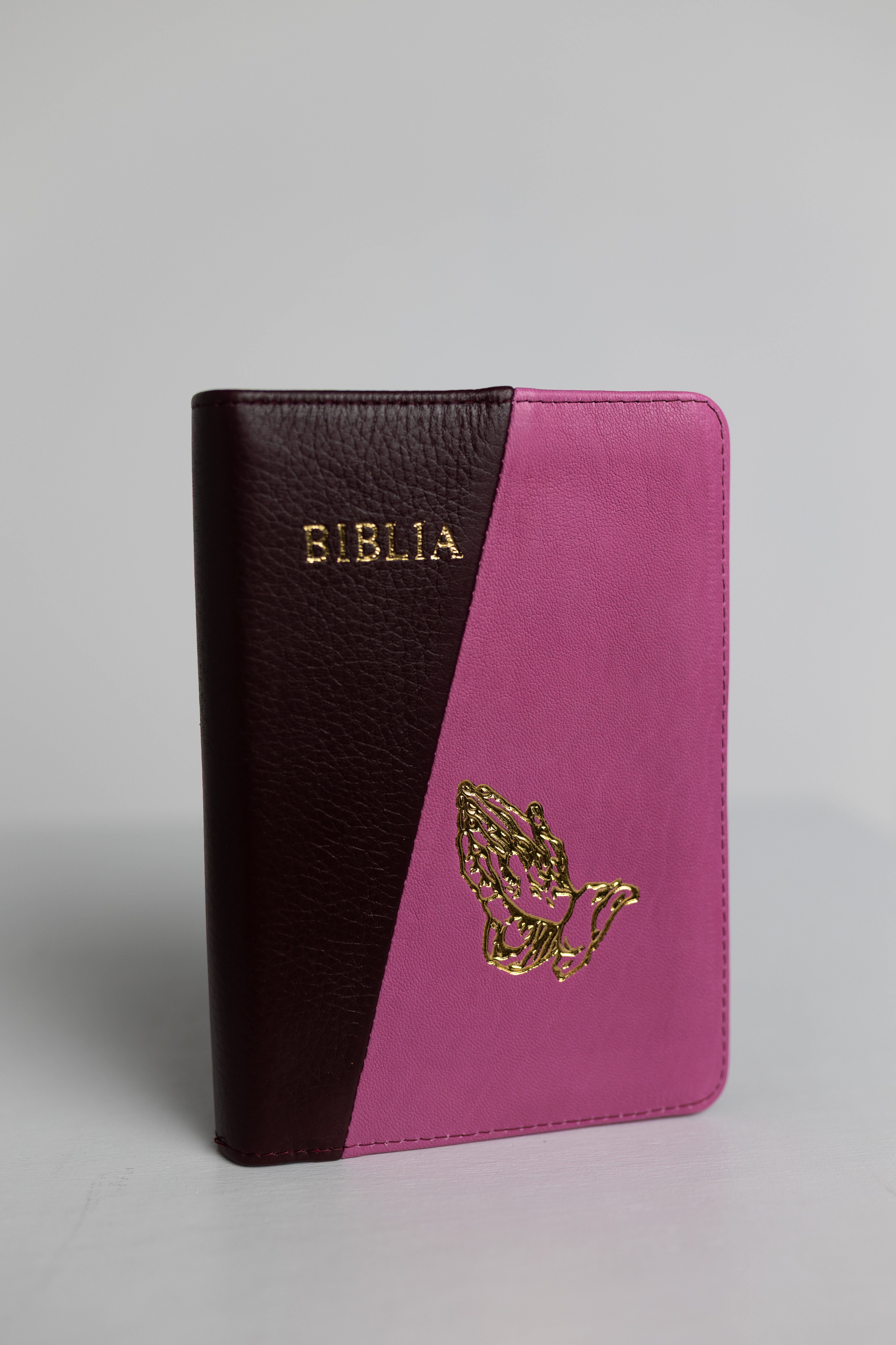 Biblie din piele, medie, bordo cu roz magenta, margini aurii, index, maini in rugaciune, cuv. lui isus cu roșu [057 PFI